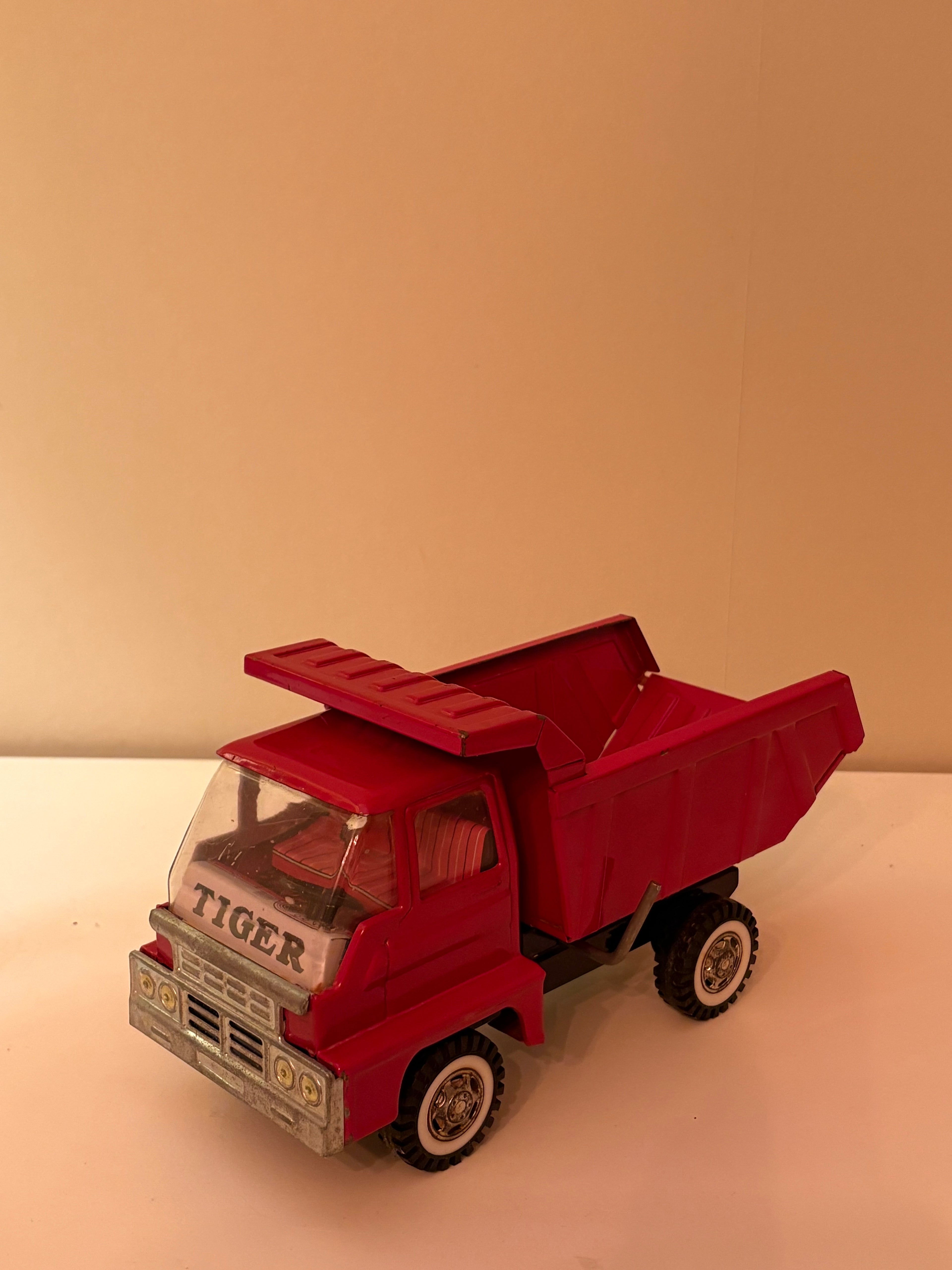 En riktigt cool vintage leksakslastbil från Japan 1960 / 70 tal. En ”Alter Kipplaster Tiger”
