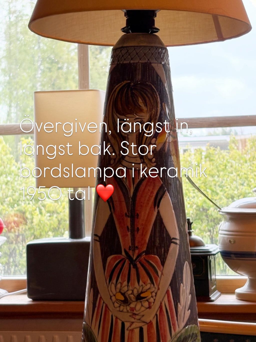 Stor vacker bordslampa 1950 tal, ca 60 cm hög. Signatur Sj.