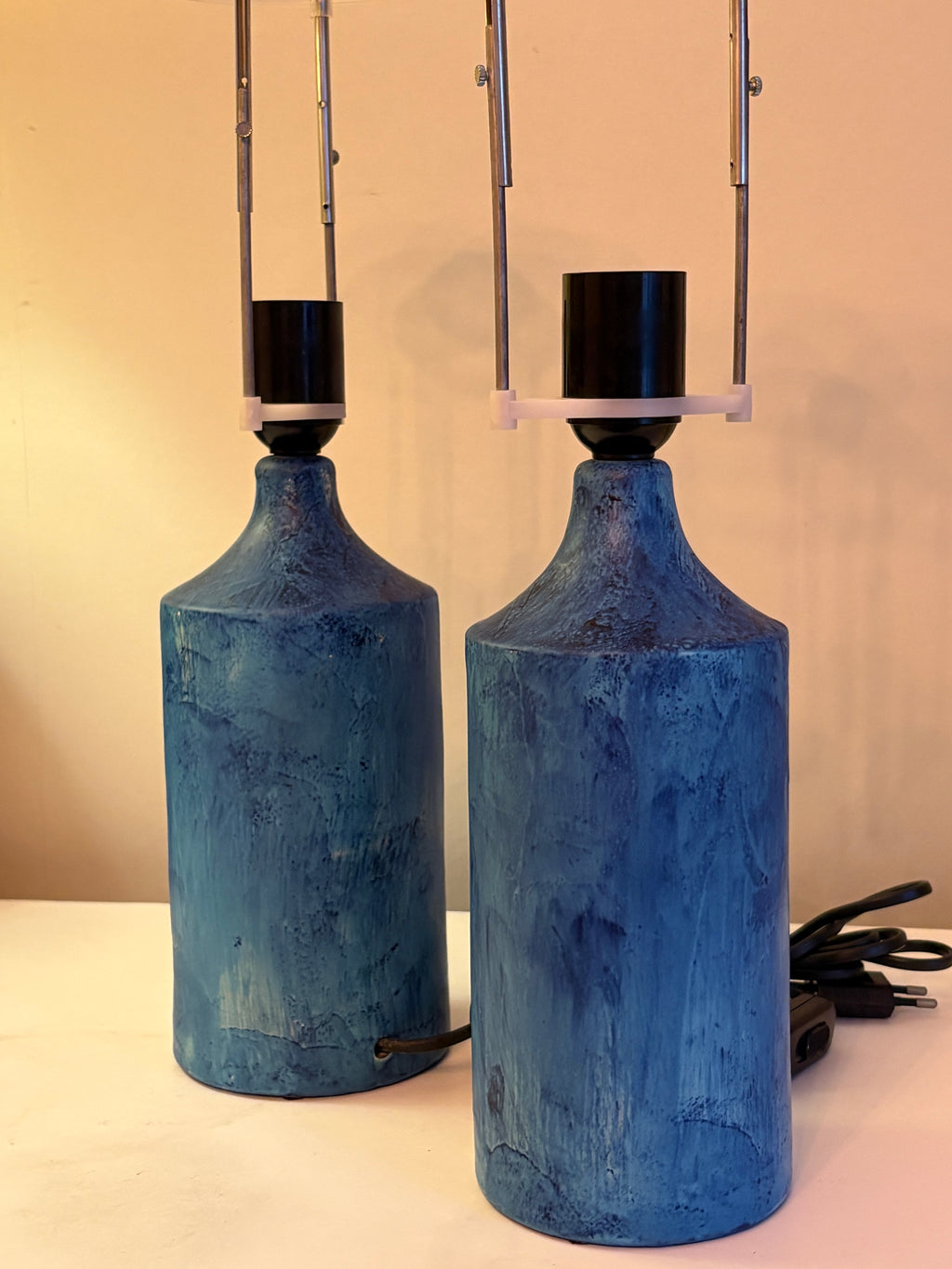 Två st vackra bordslampor i keramik från Skagen pottery / Danmark i nyskick.