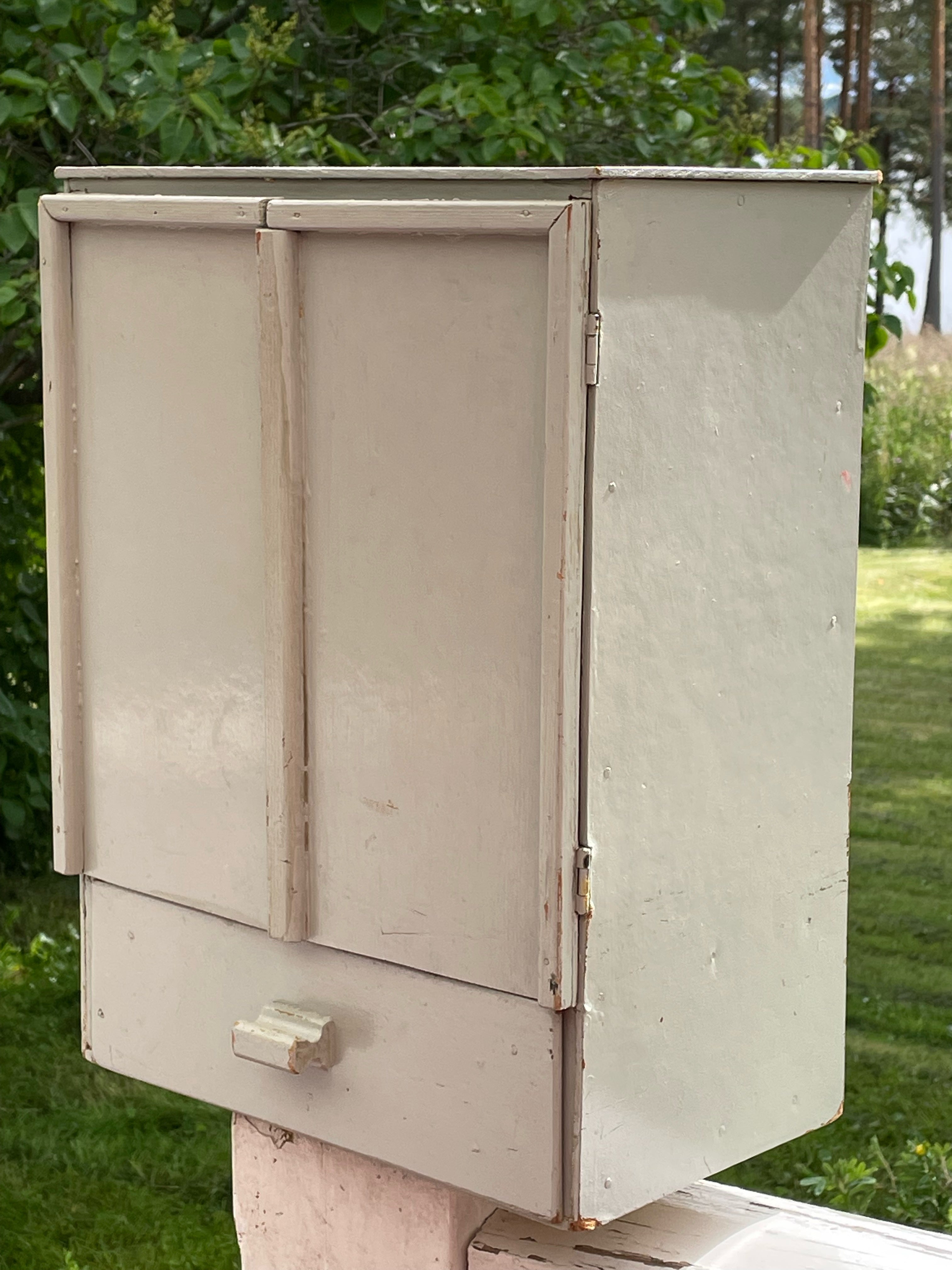 Fint vintage väggskåp , kanske något för sommar torpet ?