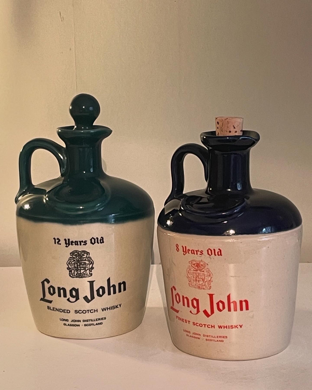 Två st vintage Whiskey keramik krus från Long John. Röd 8 år, grön 12 år gammal i mycket fint skick.