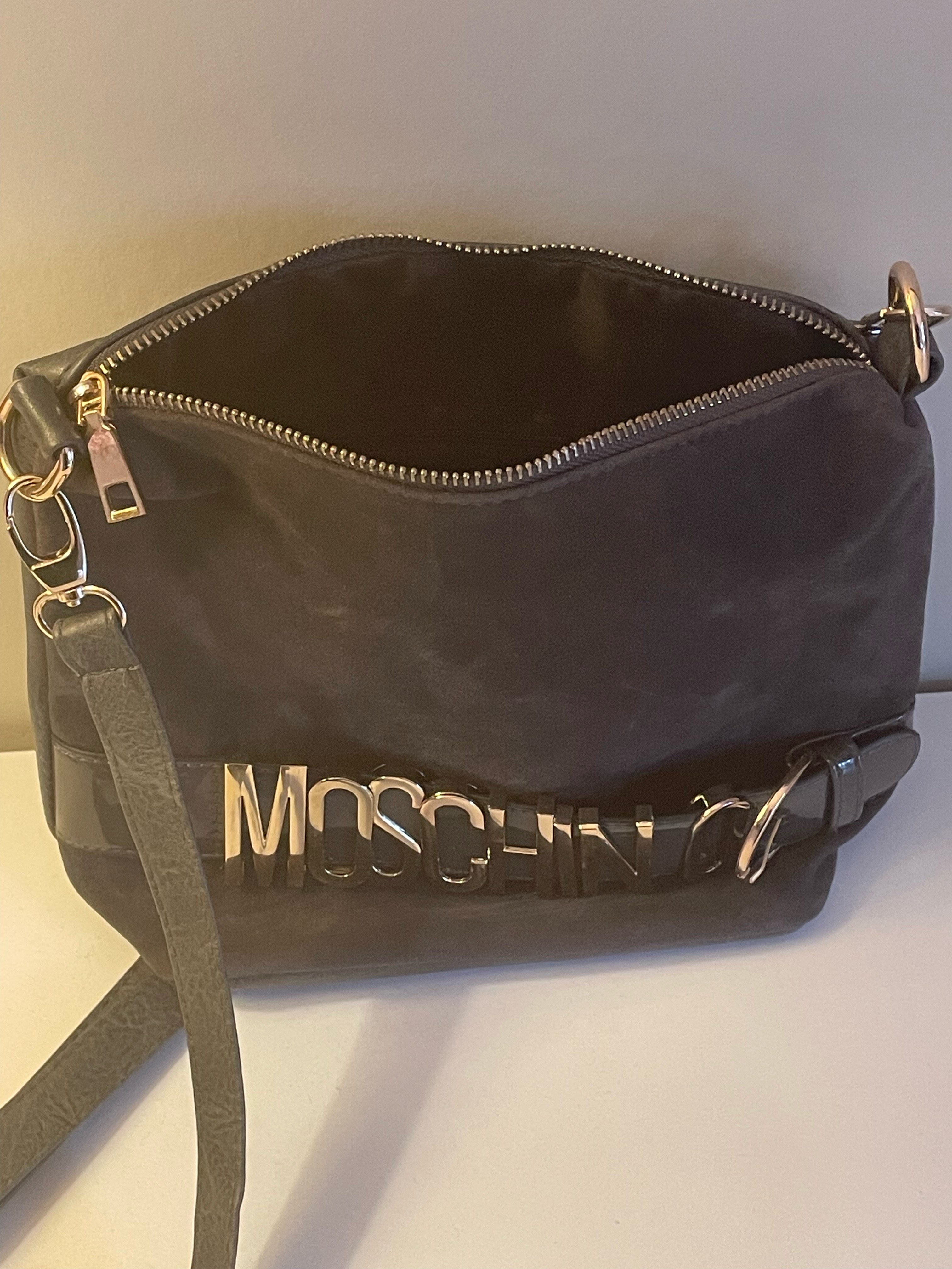 Vacker chick damhandväska i skinn från Moschino i fint skick.