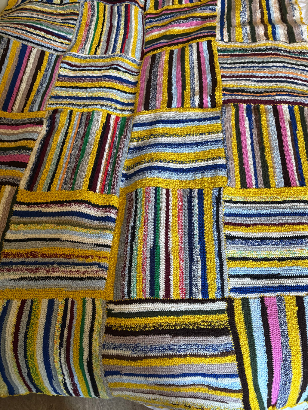 Vackert vintage handarbete, 1960/70 tal. Rustik filt / pläd i färgglada färger i nyskick.