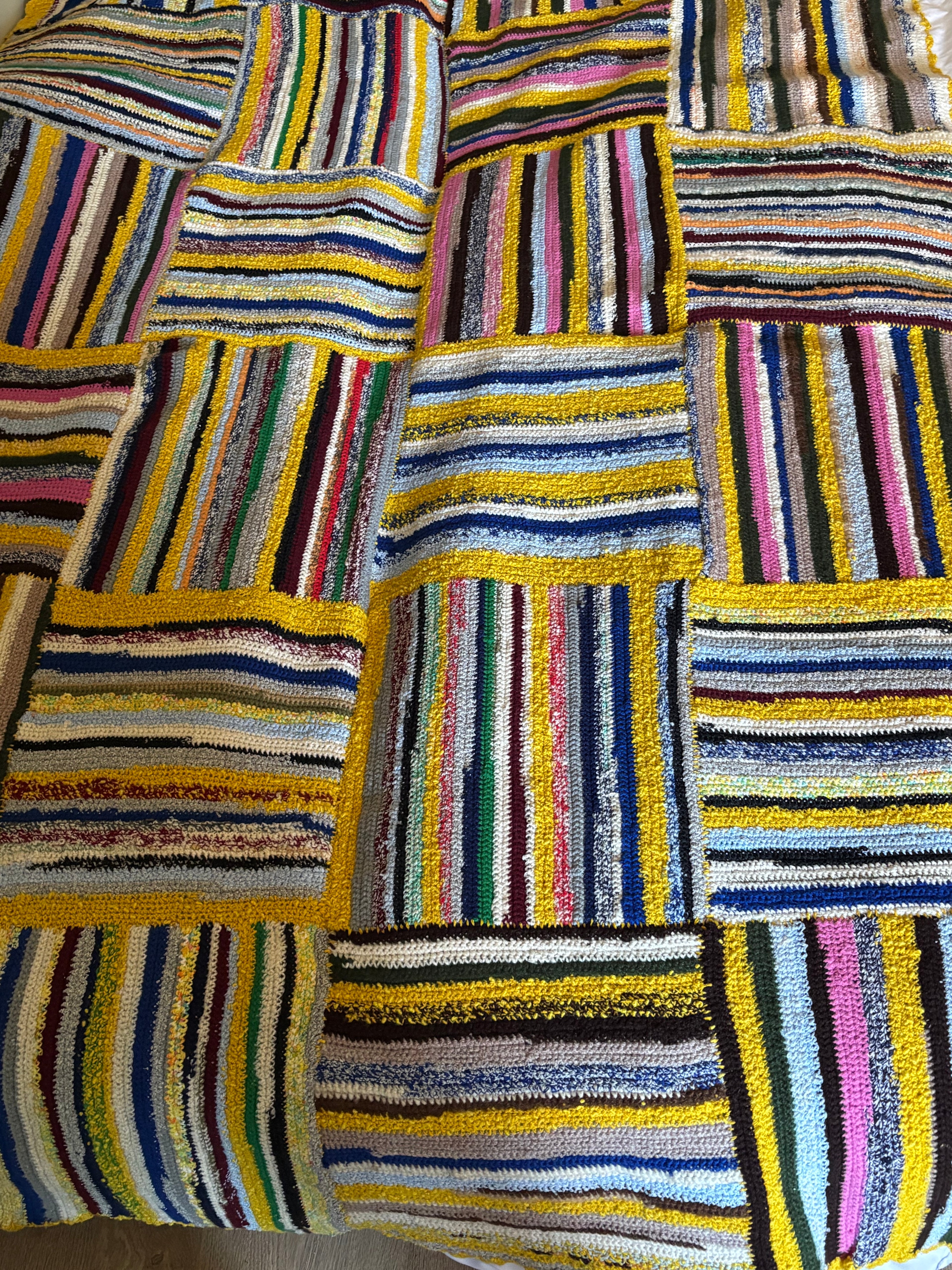 Vackert vintage handarbete, 1960/70 tal. Rustik filt / pläd i färgglada färger i nyskick.
