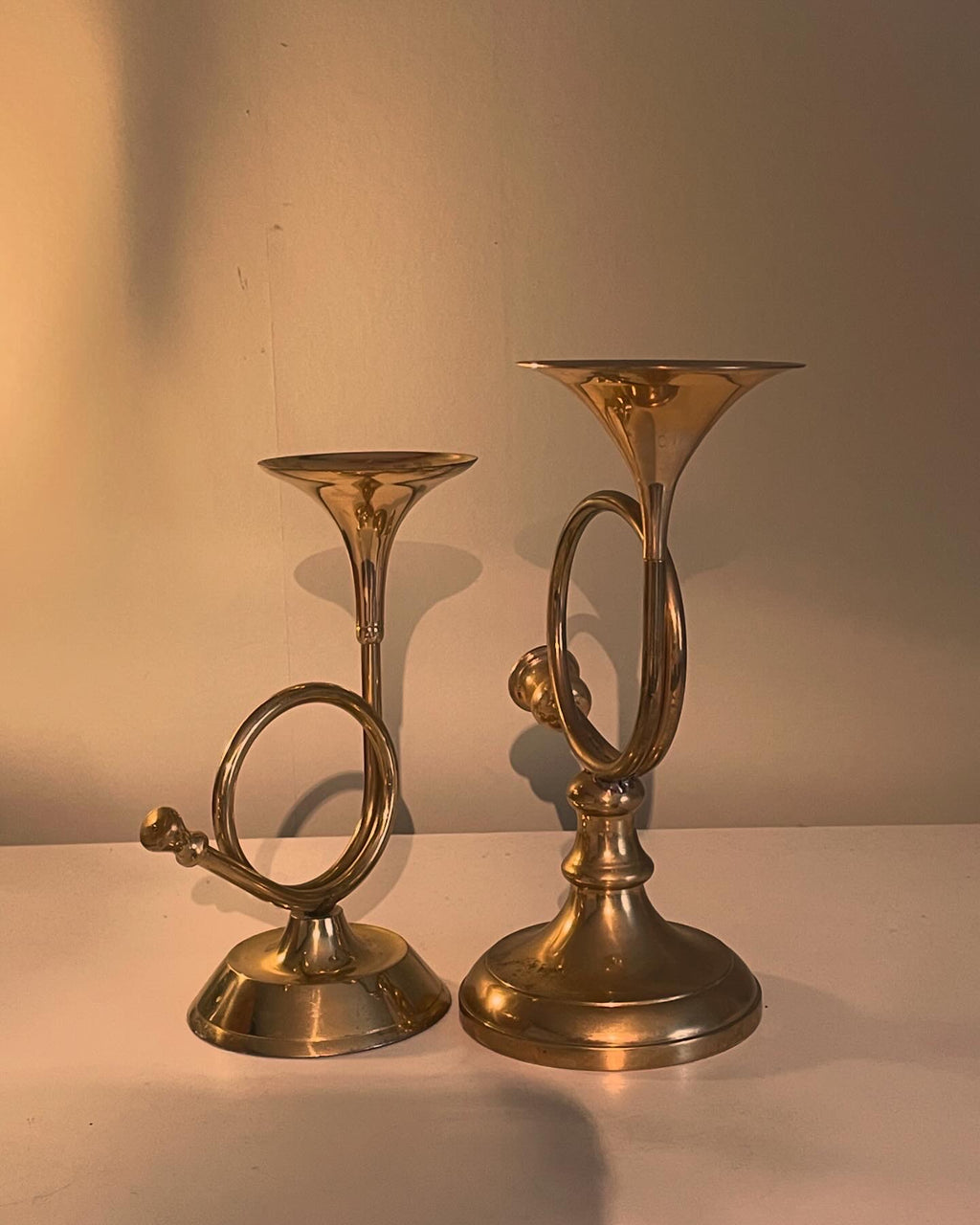 Två st antika trumpet ljushållare i mässing i mycket fint skick.