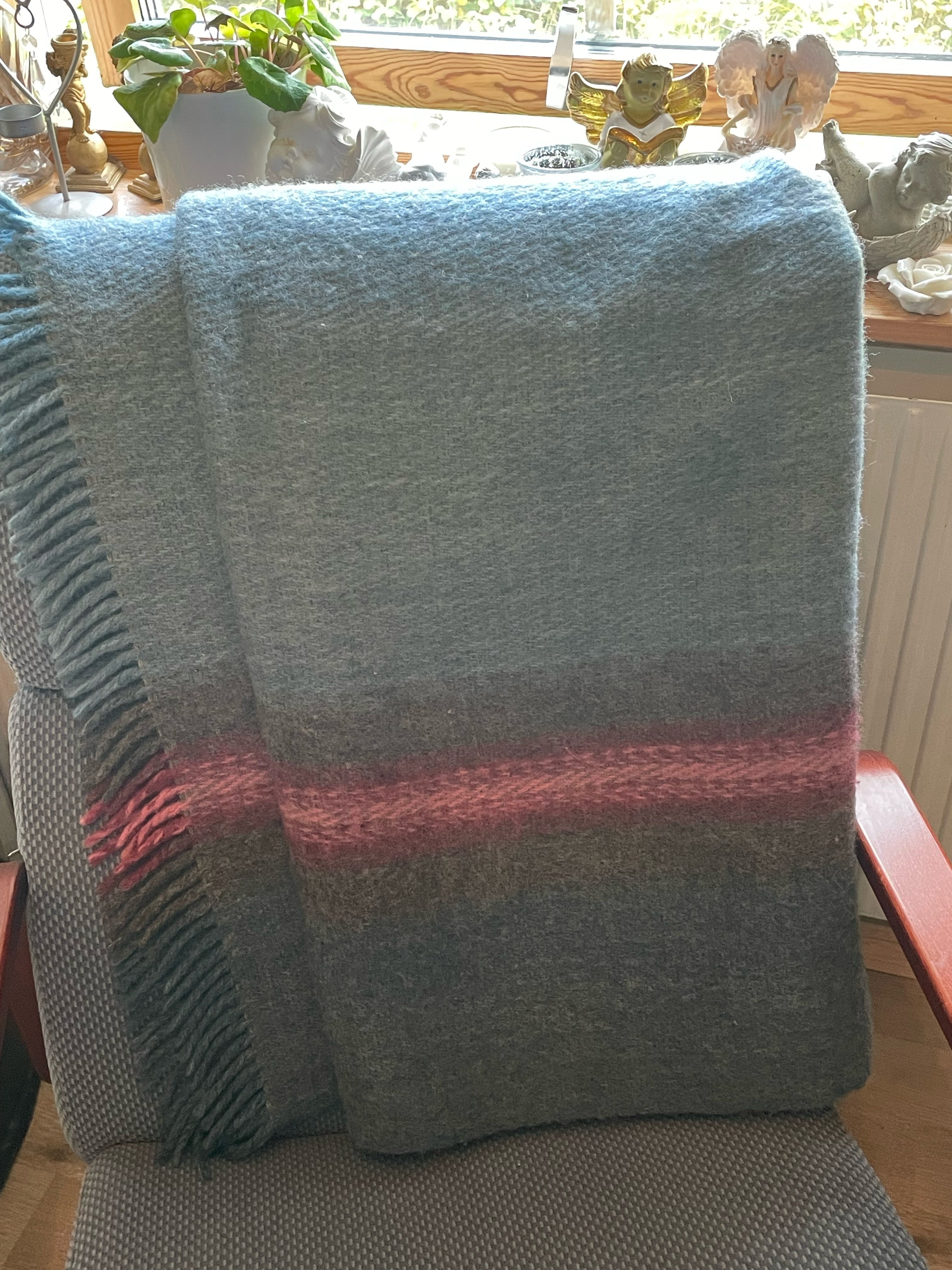 Vacker pläd i mycket fint slickx från Tre Myror HB.