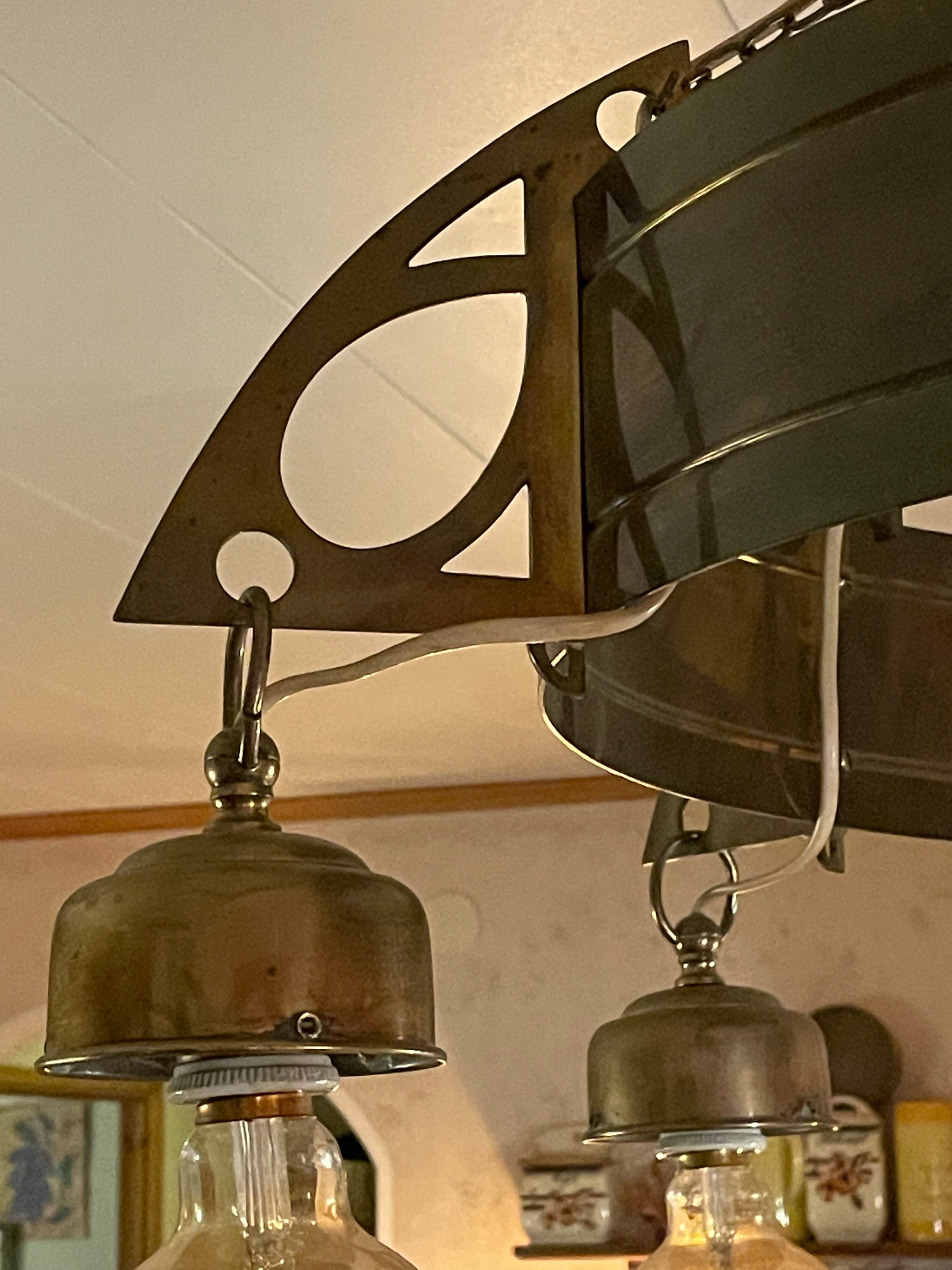 Stor antik taklampa i mässing med en diameter på 50 cm + i fint skick.