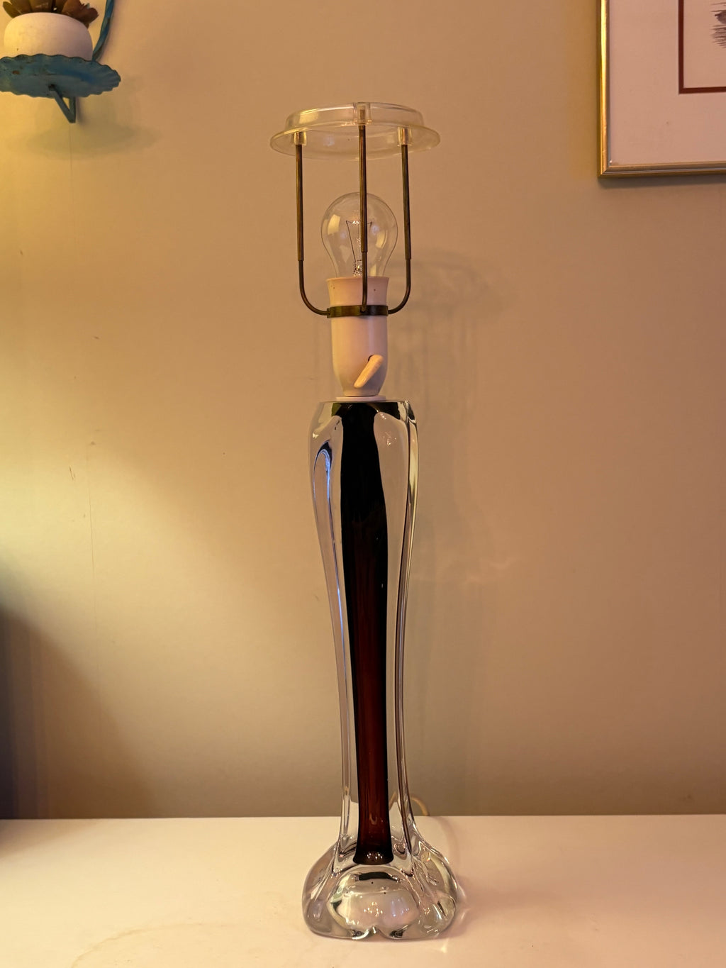 Vacker vintage bordslampa i glas 1950/60 tal, ca 45 cm hög.