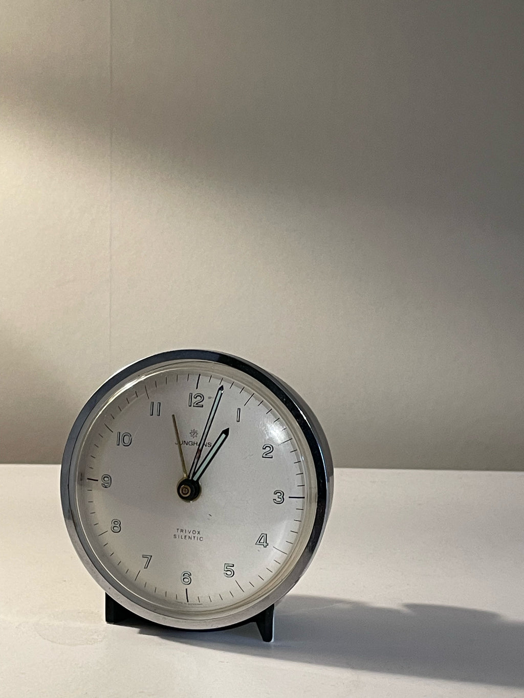 Vacker vintage väckarklocka från Junghans Trivox Silentic i nyskick.