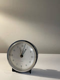 Vacker vintage väckarklocka från Junghans Trivox Silentic i nyskick.