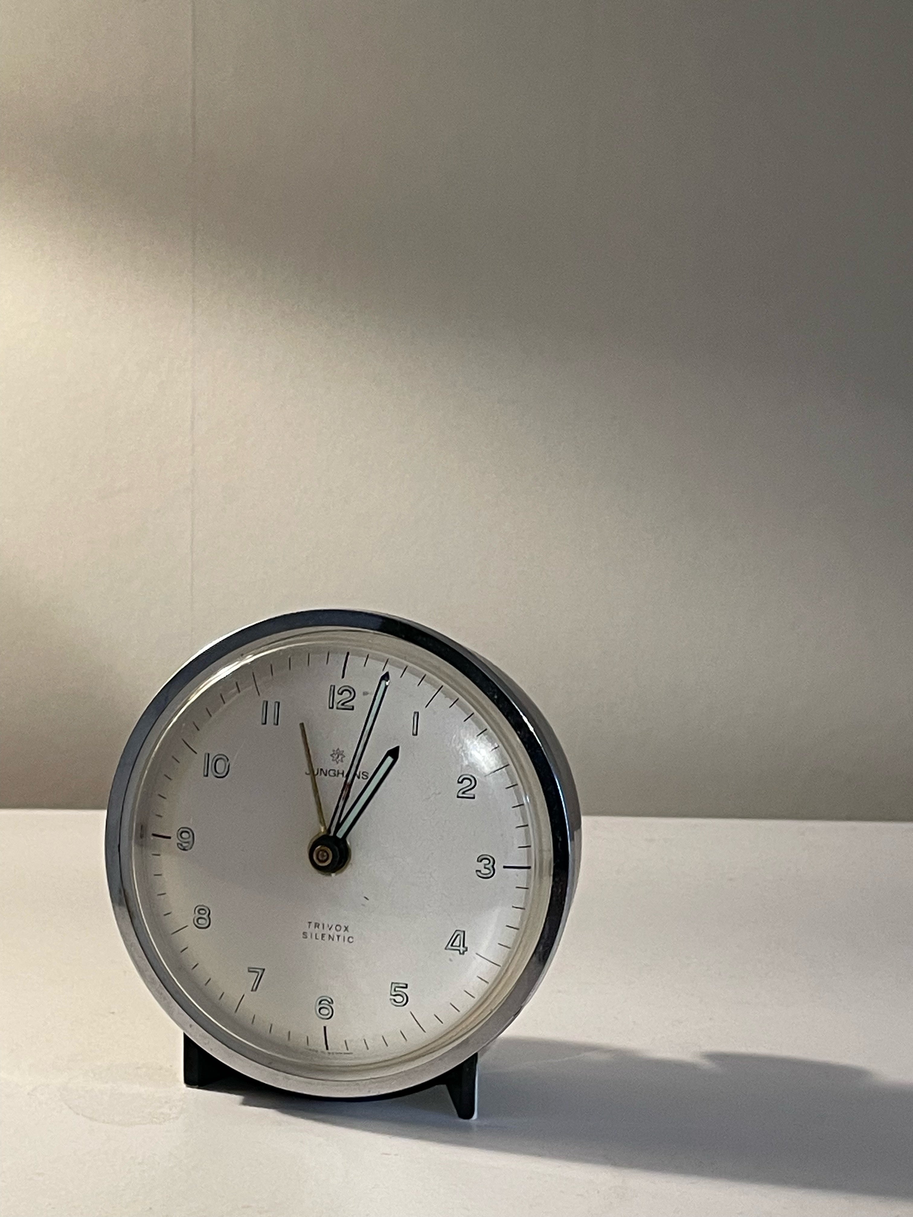Vacker vintage väckarklocka från Junghans Trivox Silentic i nyskick.