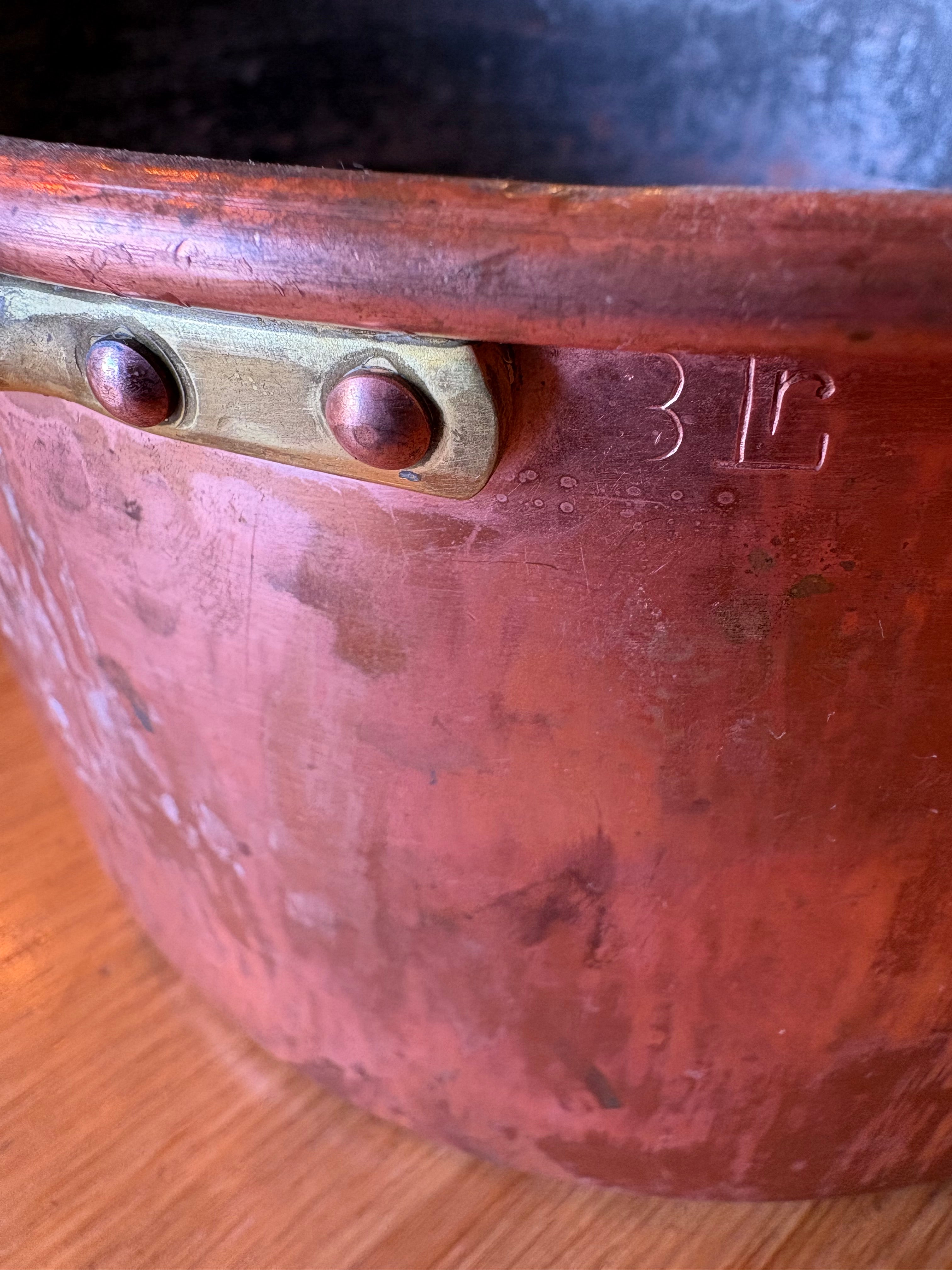 Vacker antik kopparkastrull , 3 liter med charmig patina.