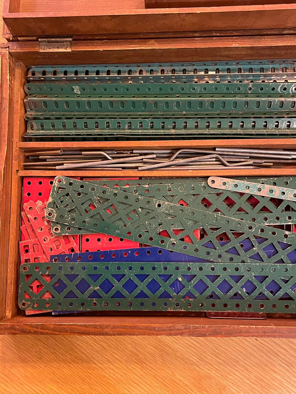 Stora Mekano lådan med massor utav tillbehör + ytterligare en låda med div hjul och fälgar från 1940 talet i nyskick.