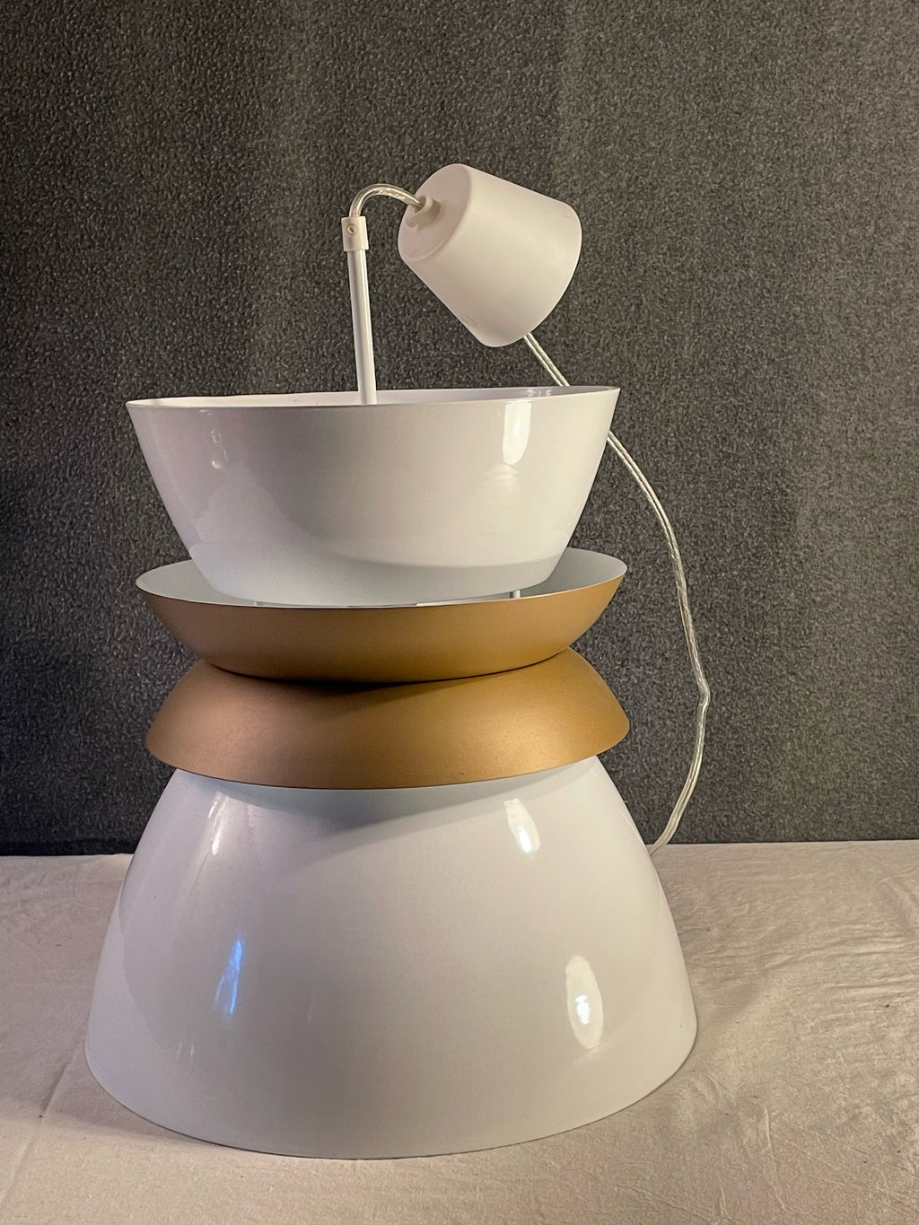 Retro taklampa i plåt från Globen Lighting.