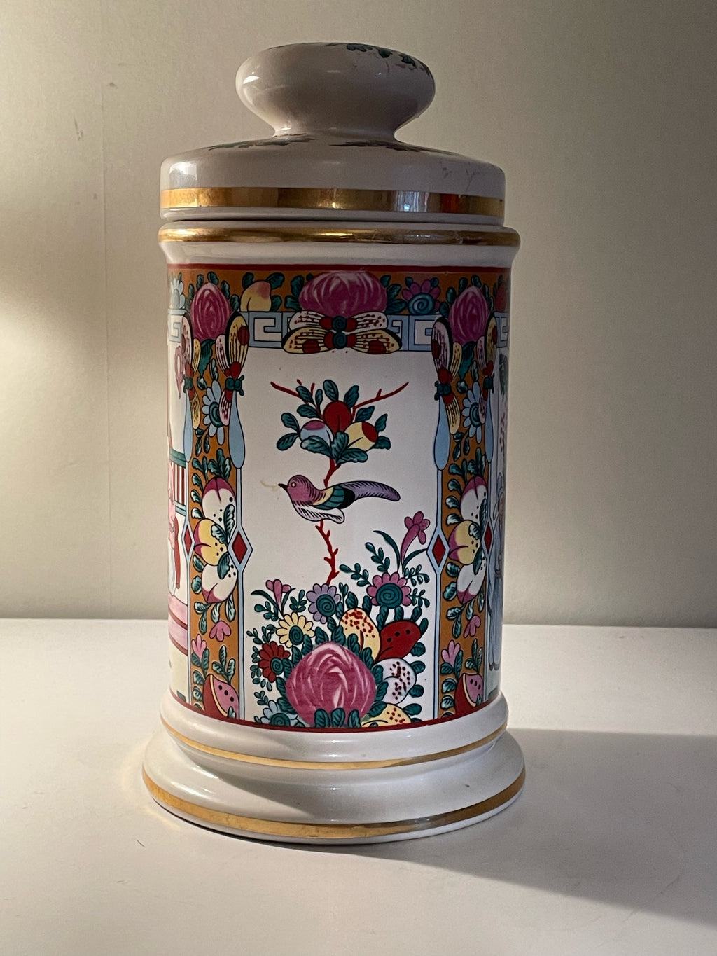 Vacker antik burk i porslin från Japan.