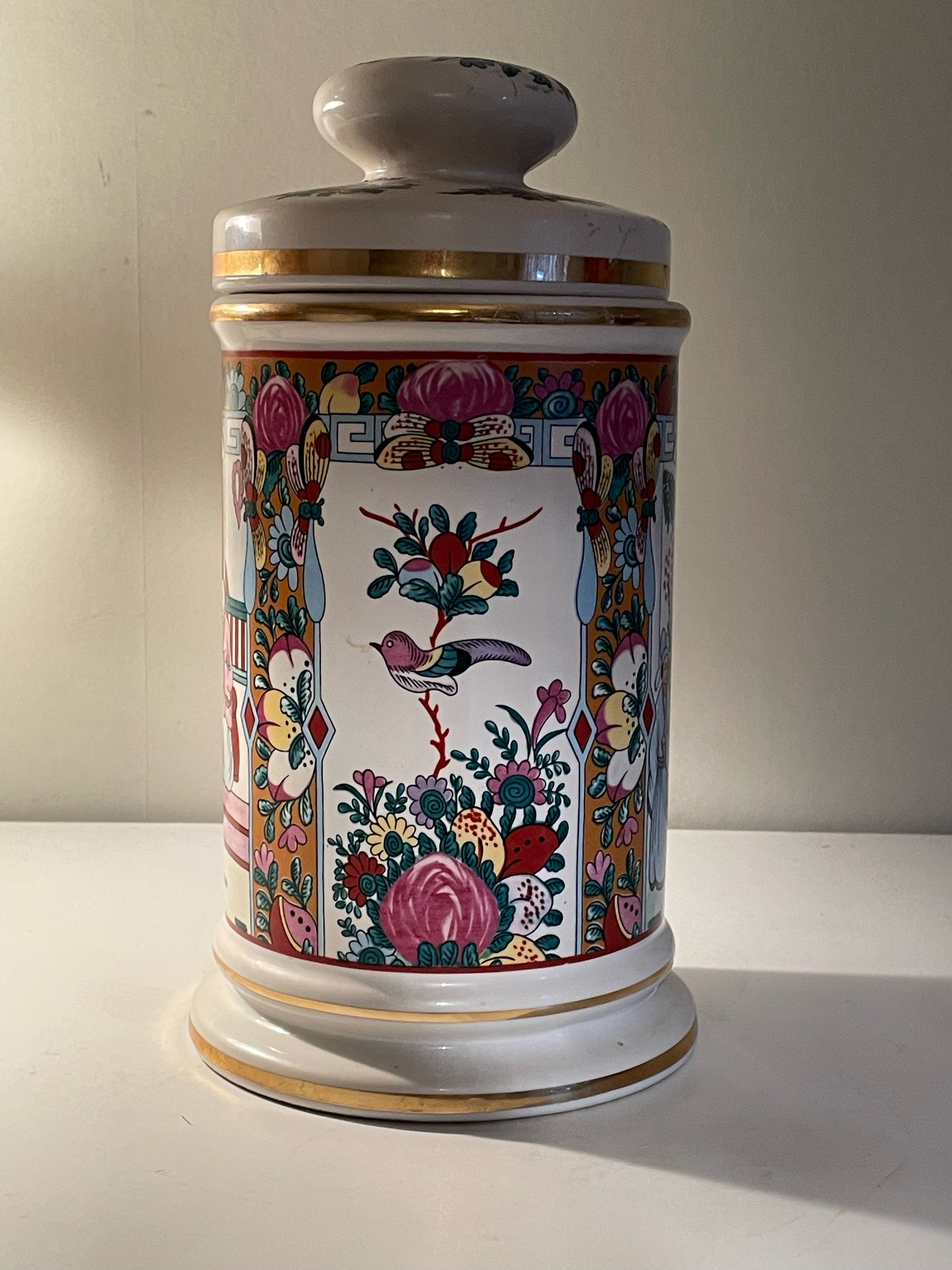 Vacker antik burk i porslin från Japan.