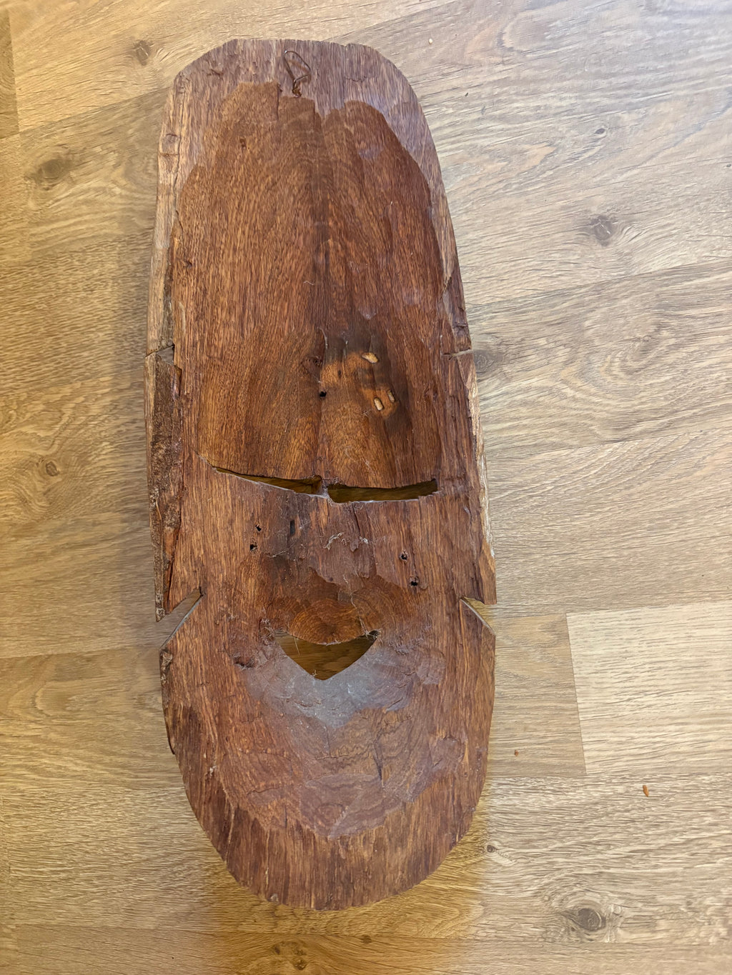 Autentisk trä ansiktsmask med tydlig centralafrikansk / Kongolesisk koppling. Songye Kifwebe alt Luba.