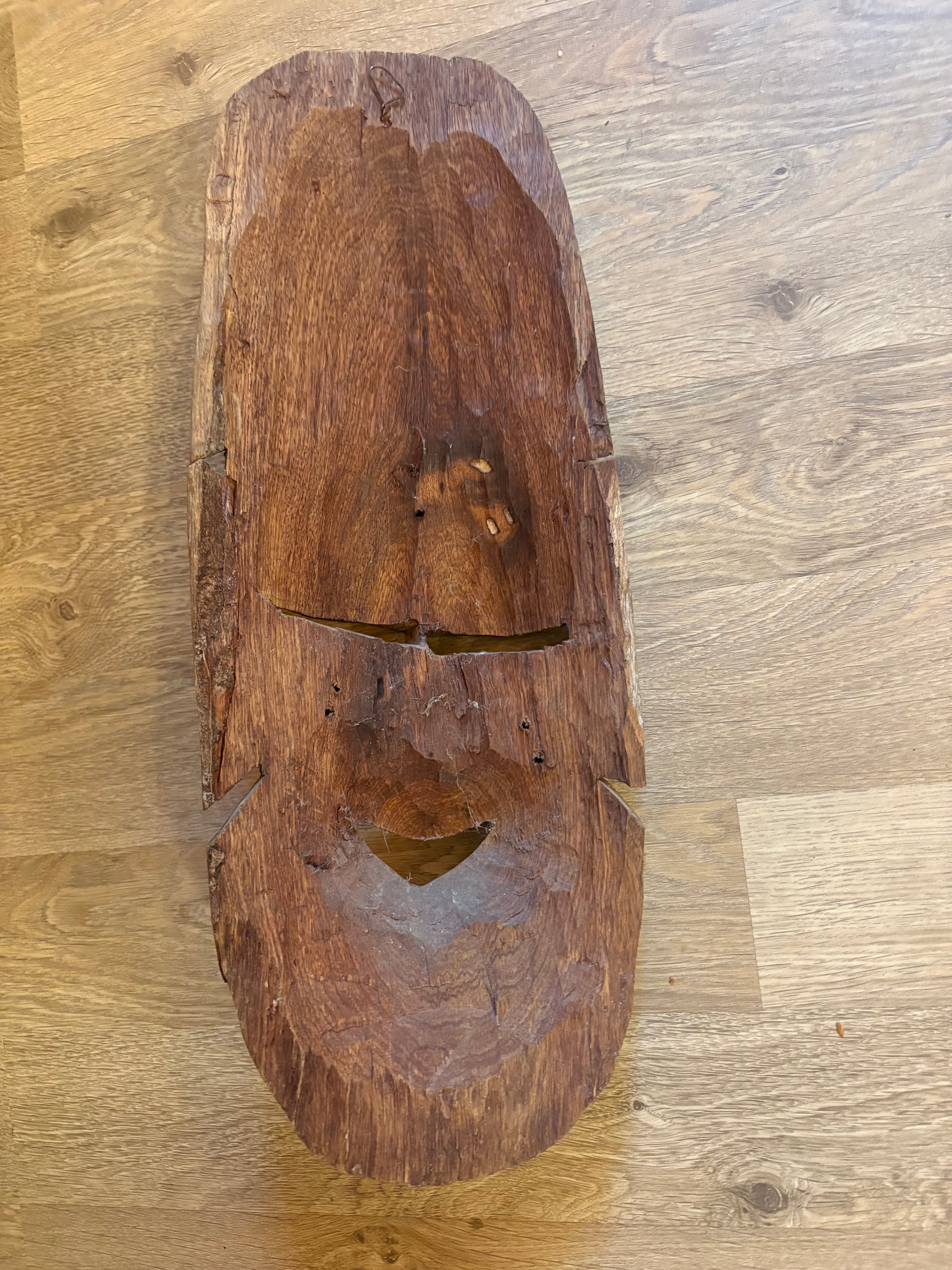 Autentisk trä ansiktsmask med tydlig centralafrikansk / Kongolesisk koppling. Songye Kifwebe alt Luba.