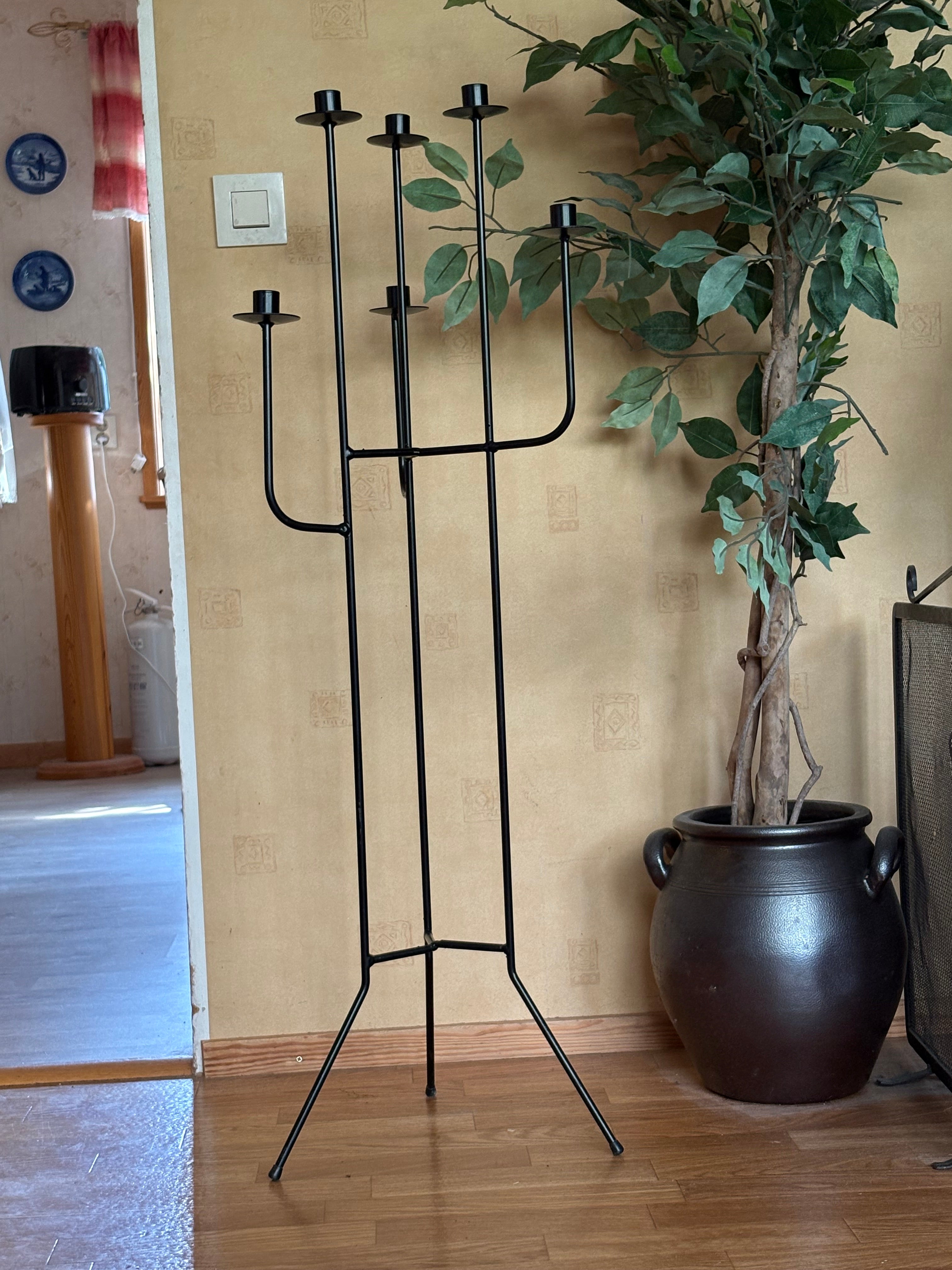 Vacker vintage ljusstake i smide 1950 tal med sex st ljushållare. Ca 120 - 130 cm hög i nyskick.