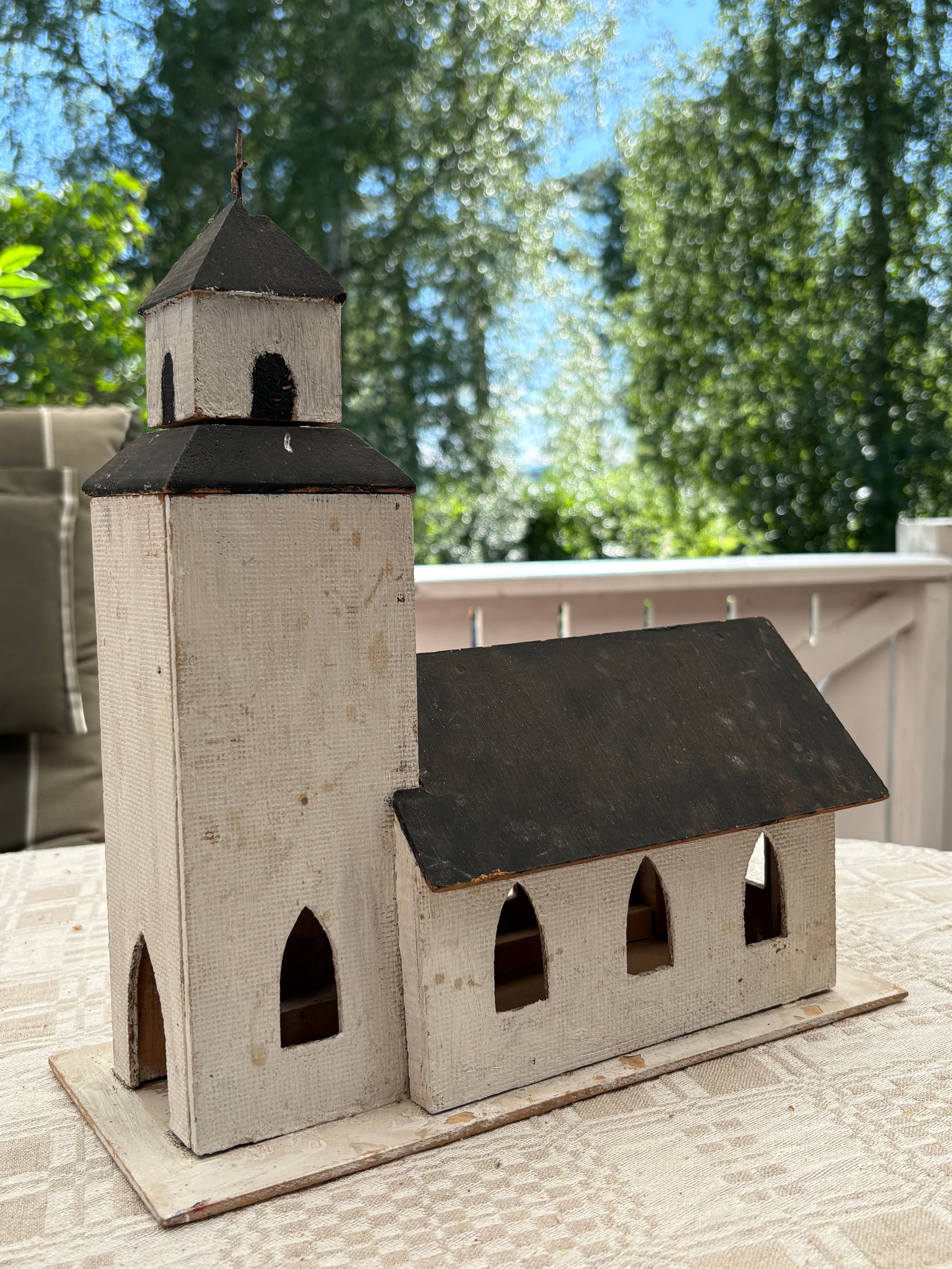 Vacker antik modell av vad vi tror kan vara Rättviks kyrka.