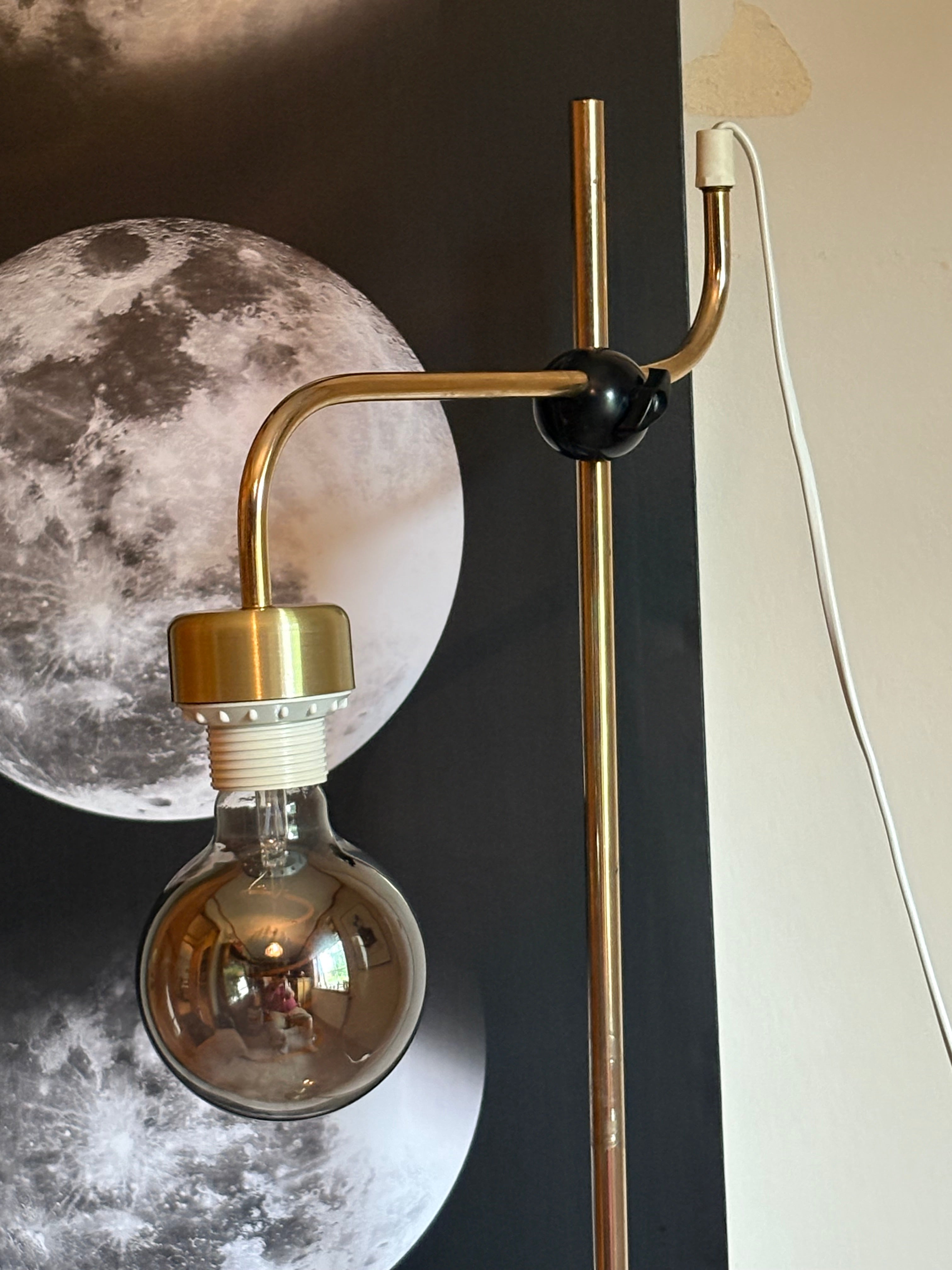Vintage golvlampa i mässing 1960 tal i fint skick.