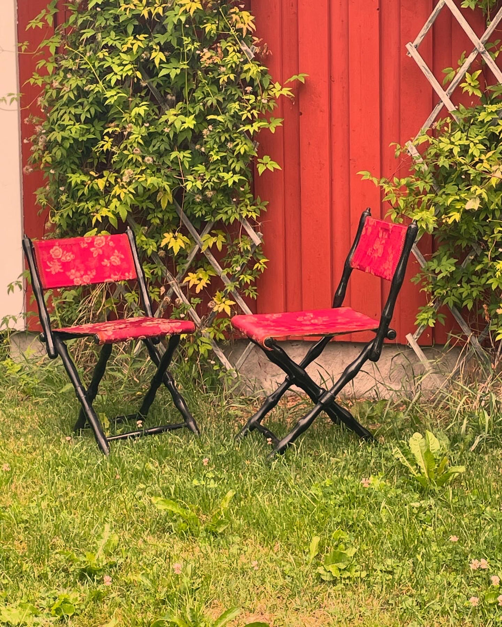 Två st antika ihopfällbara stolar med vackert tyg i sits och ryggstöd.