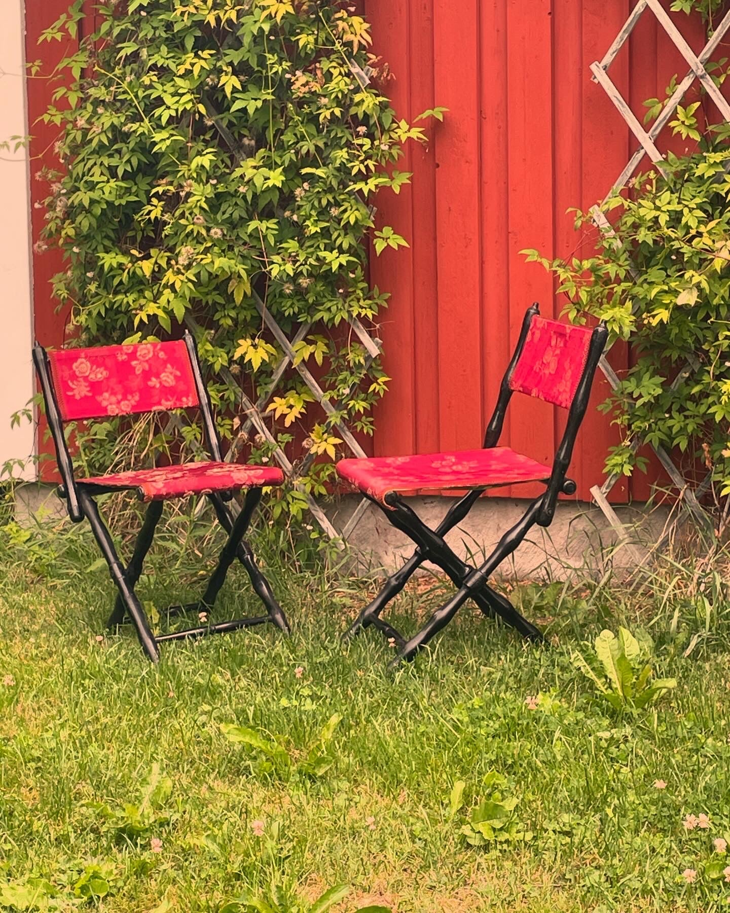 Två st antika ihopfällbara stolar med vackert tyg i sits och ryggstöd.