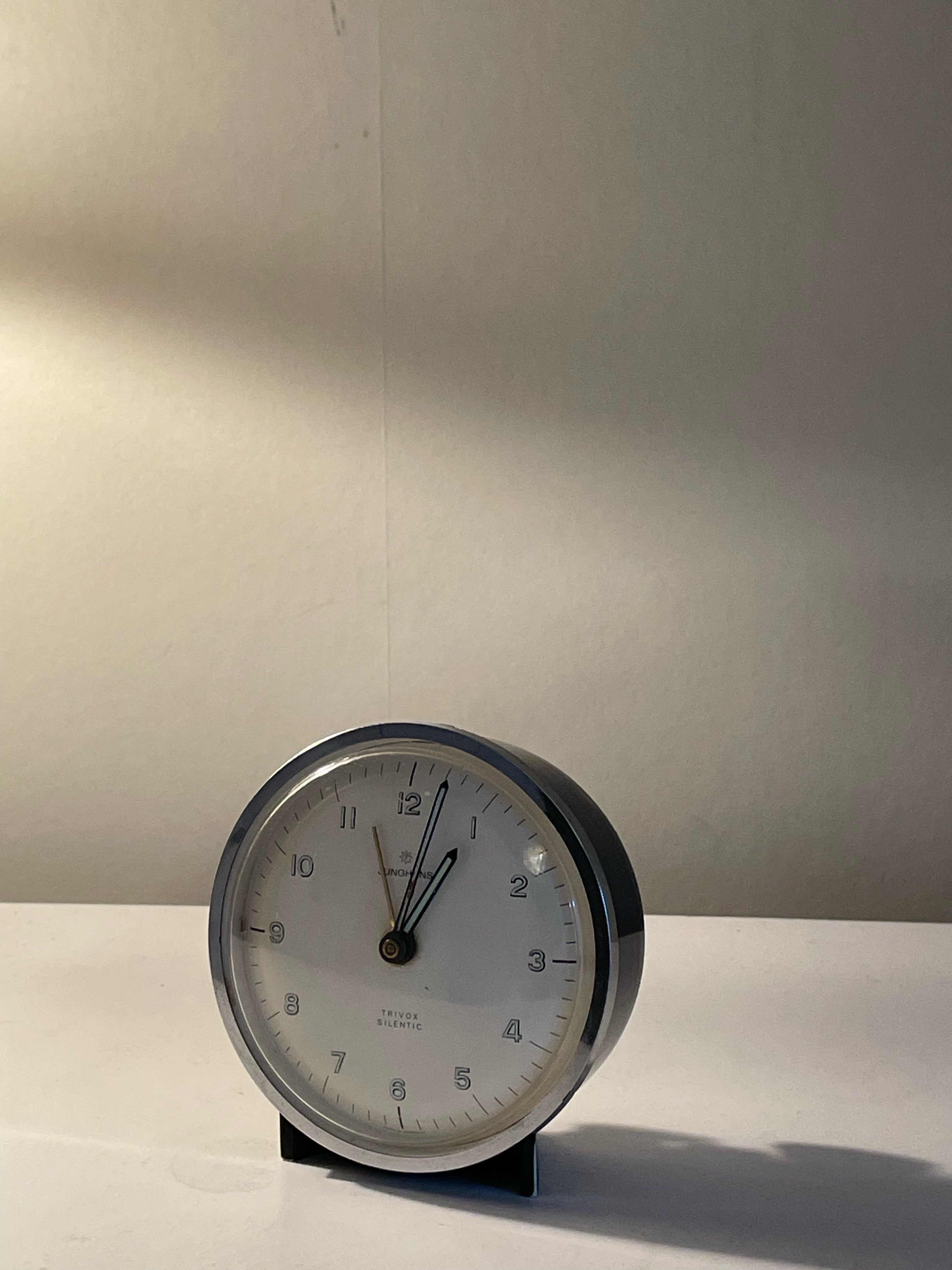 Vacker vintage väckarklocka från Junghans Trivox Silentic i nyskick.