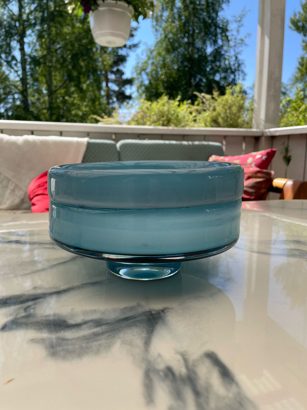 Stor vacker skål i blått glas, i mycket fint skick.