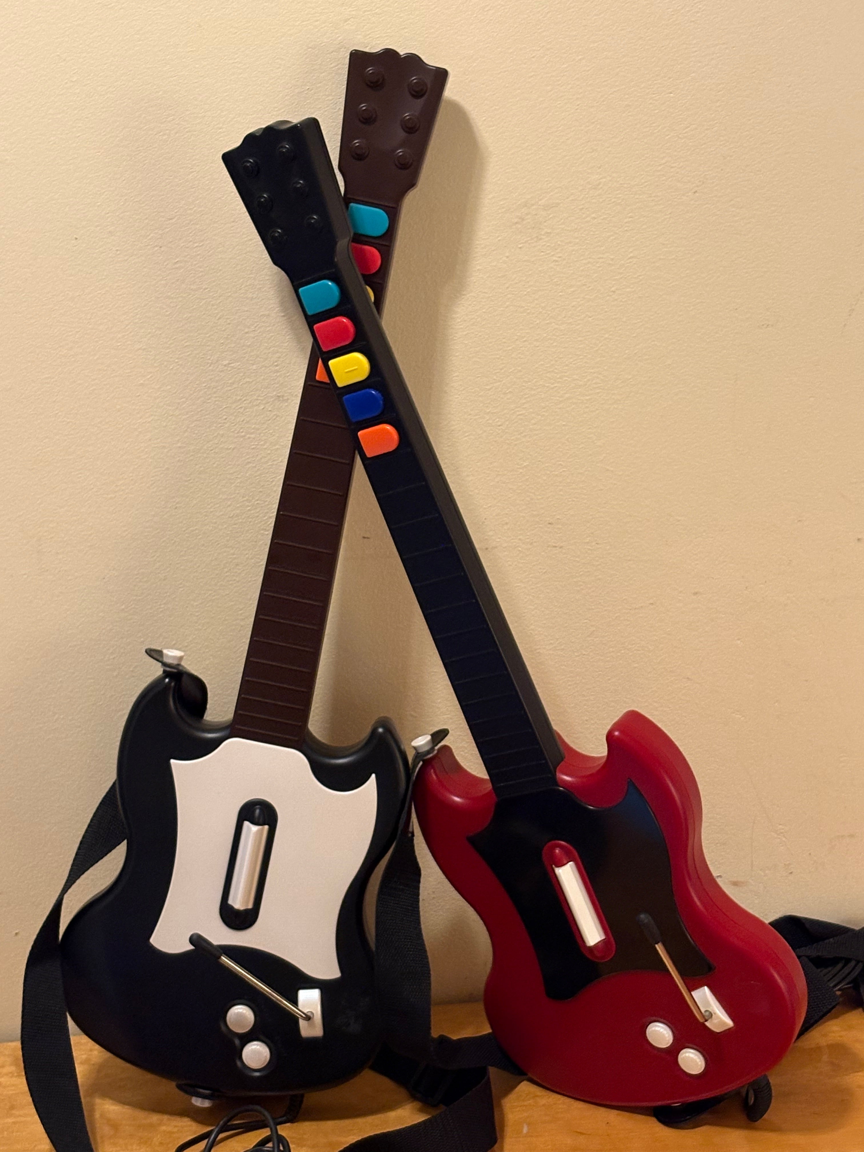 Två st retro Guitar Hero gitarrer för Playstation 2 i nyskick.
