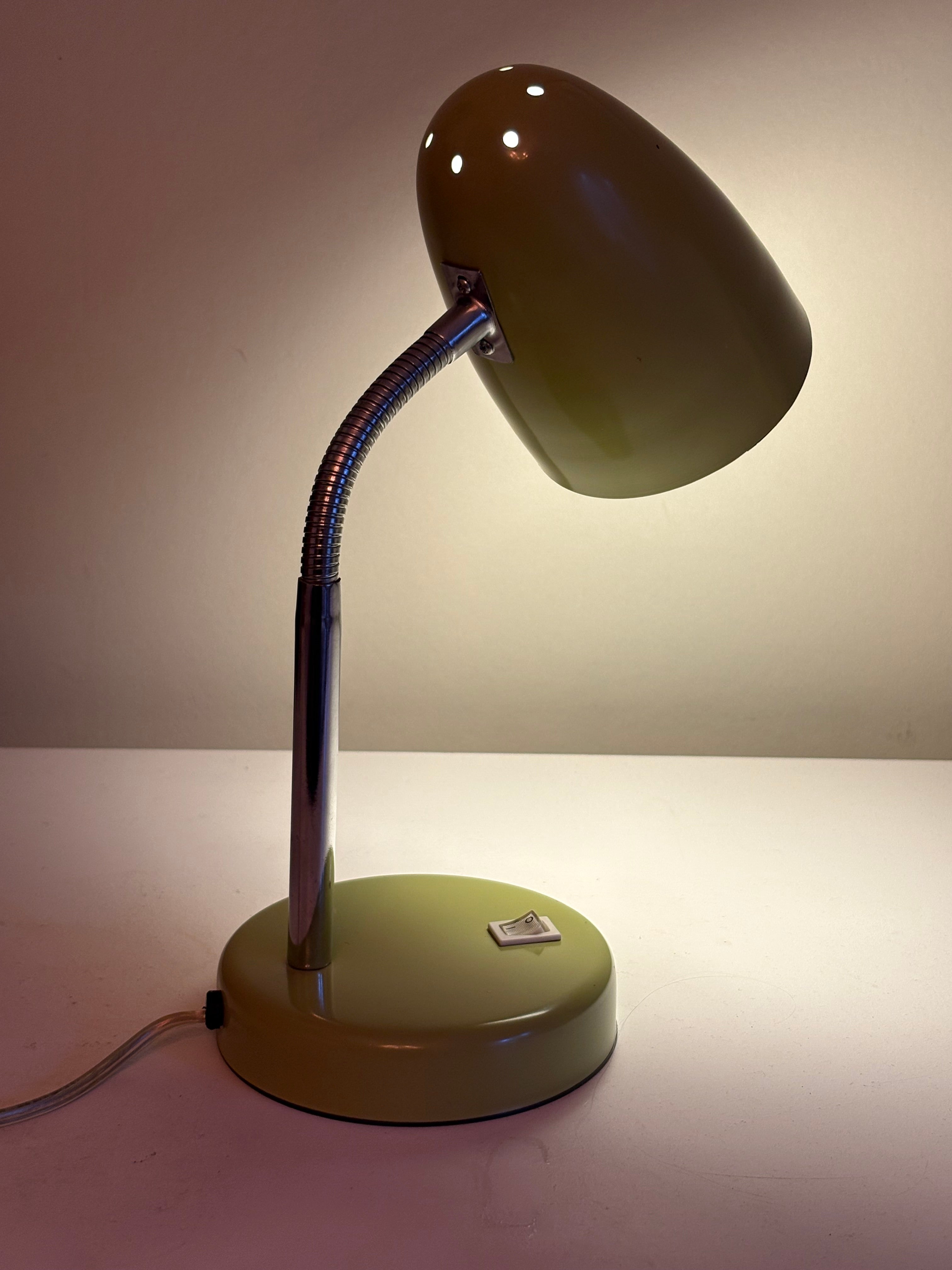 Riktigt snygg och cool vintage skrivbordslampa 1970 tal från EOM i nyskick.