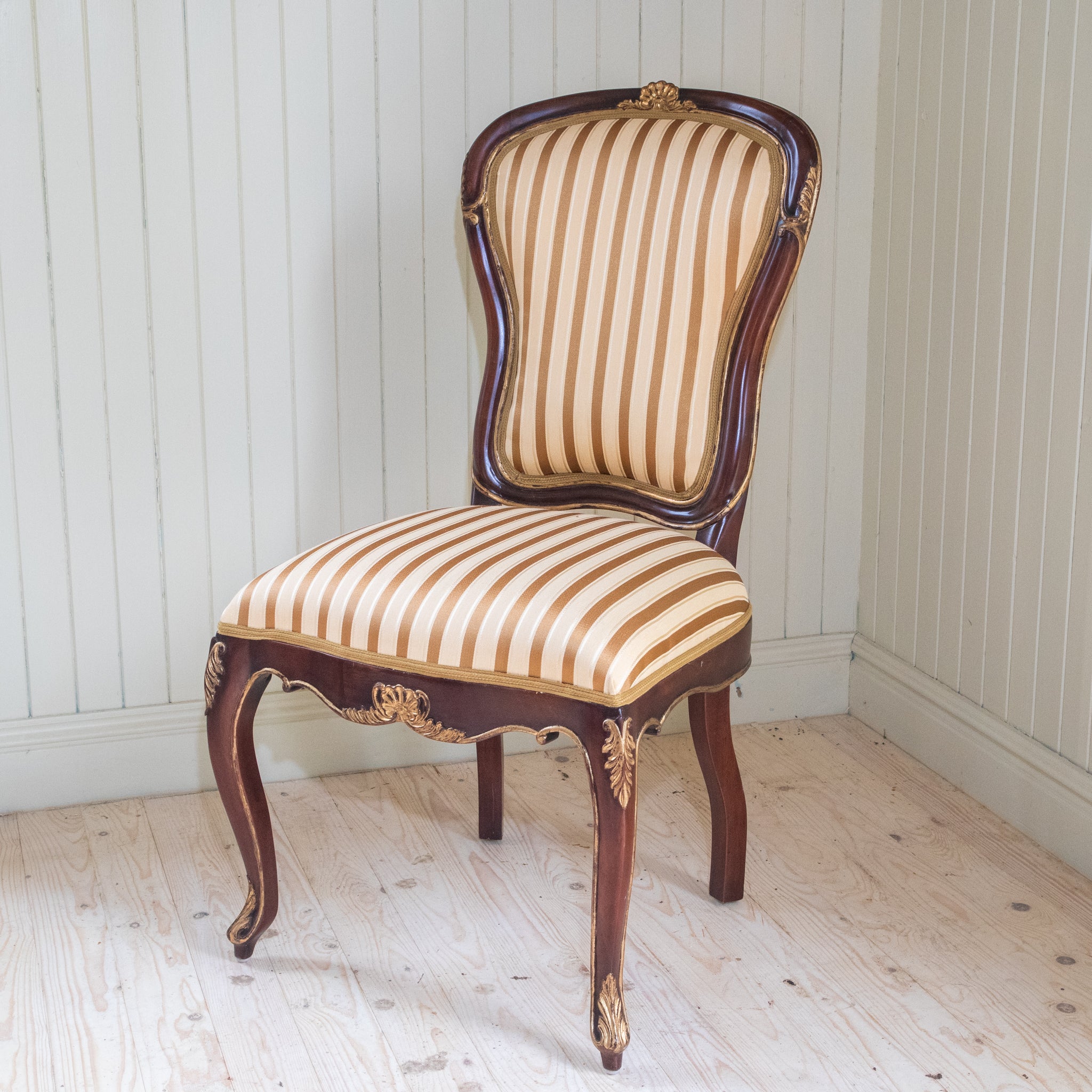 Vacker nyproducerad antik stol från MAT Furniture.