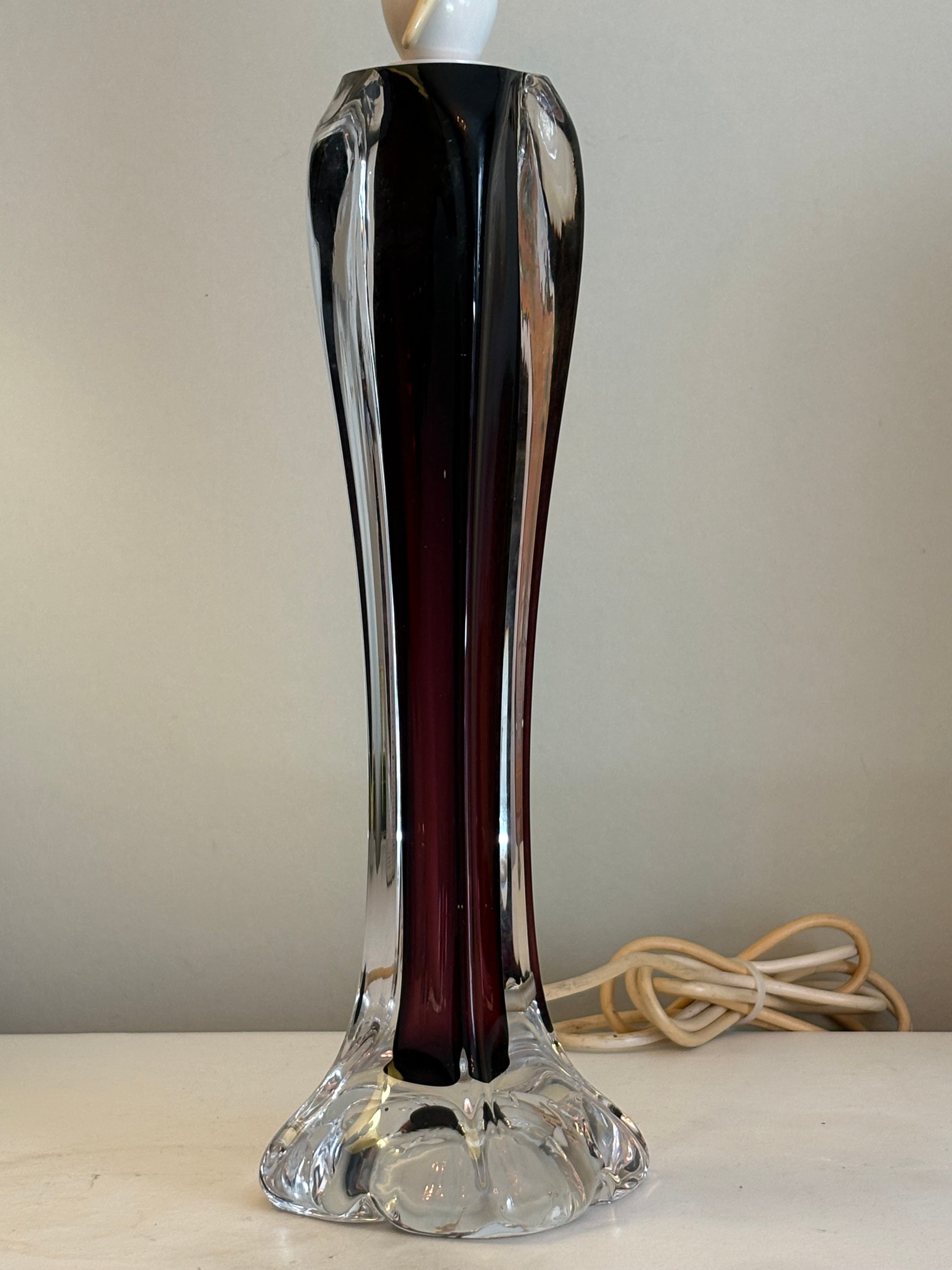 Vacker vintage bordslampa i glas 1950/60 tal, ca 45 cm hög. Fin med skärm eller som här med stor rökfärgad ledlampa.