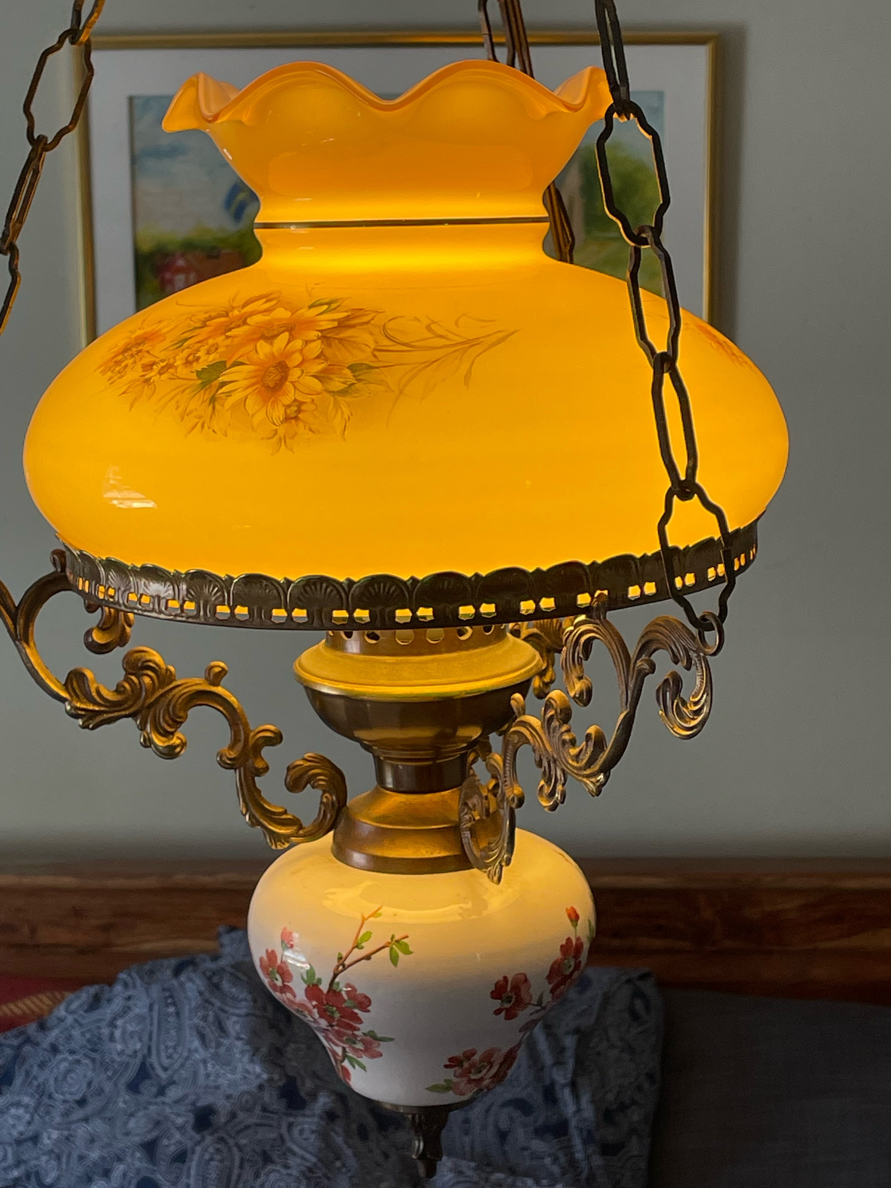 Vacker vintage pendellampa i vackert målat porslin i mycket fint skick.