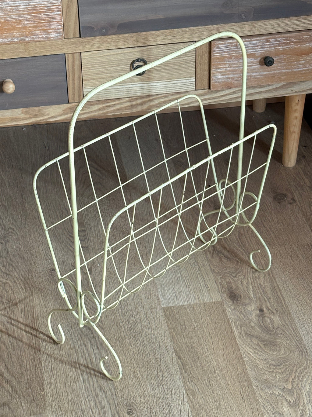 Vintage tidningsställ ” String” 1950 tal, design Nisse Strinning i pulverlackerad metalltråd.