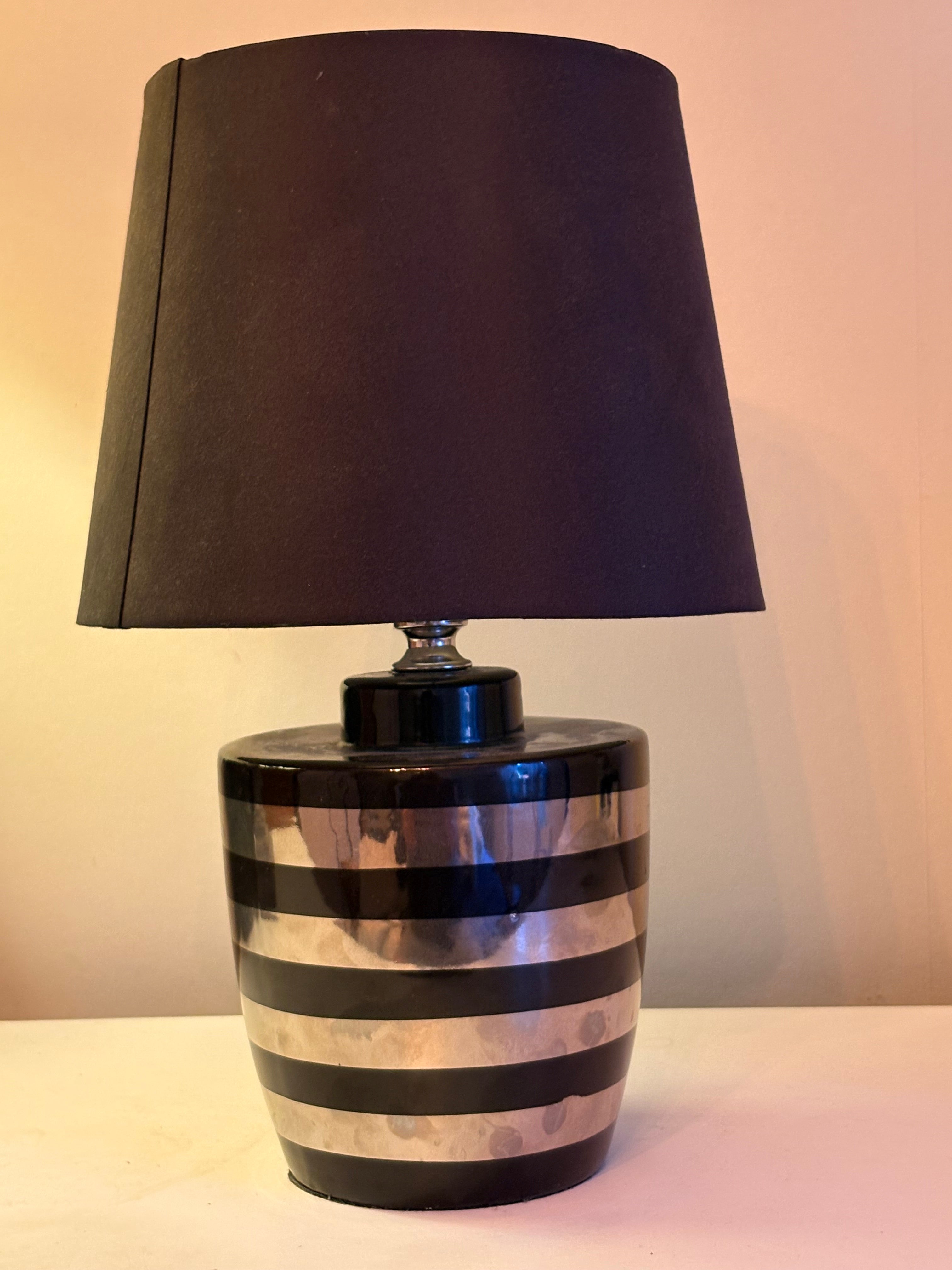 Vacker retro  bordslampa i porslin från Norska Scanlamps
