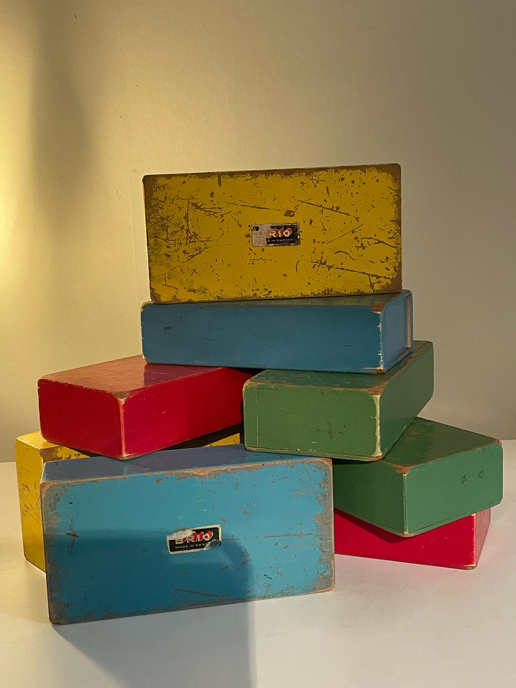 Åtta st vintage stora klossar från BRIO med härlig patina.