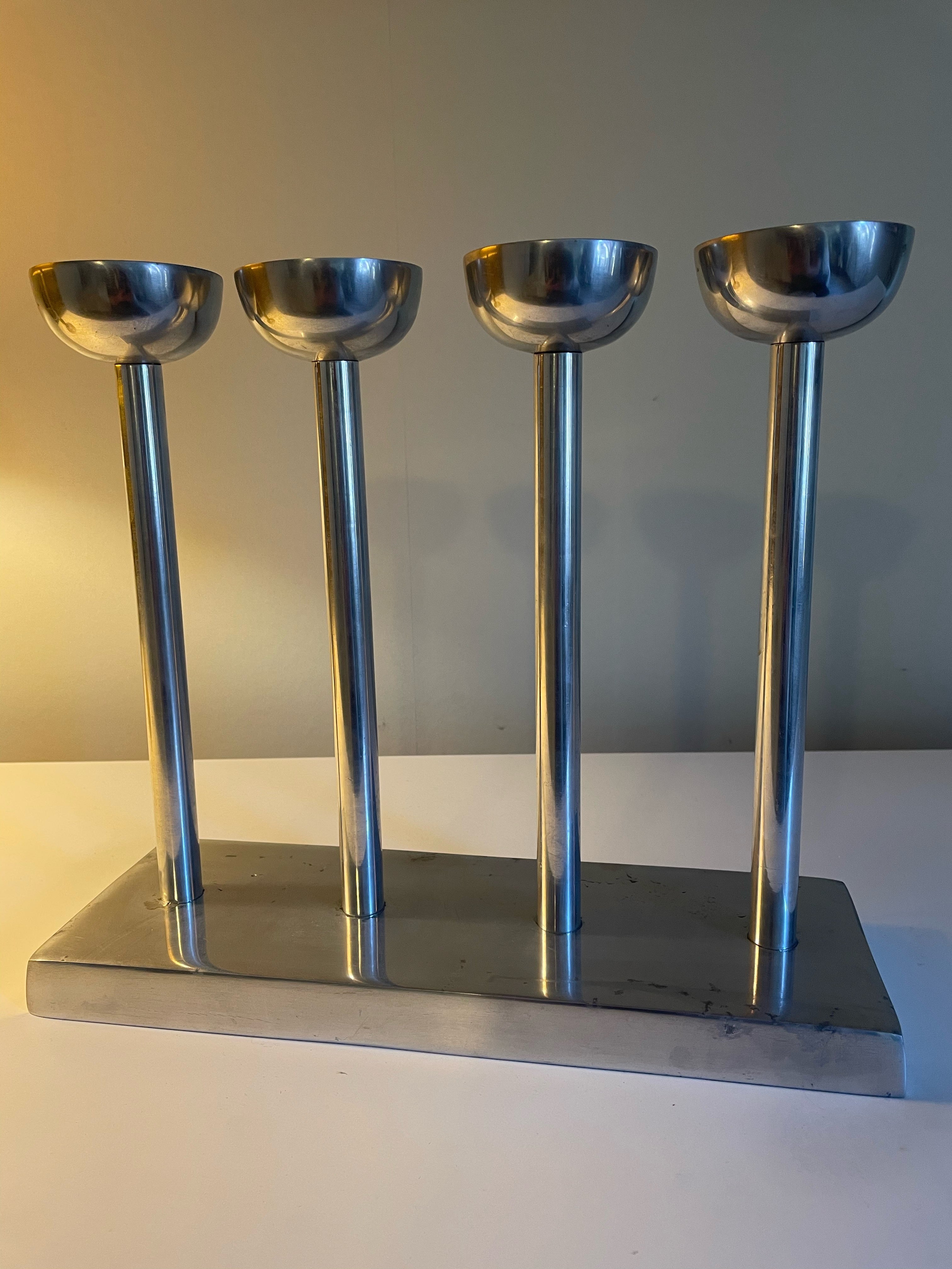 Vacker ljusstake i metall för värmeljus.