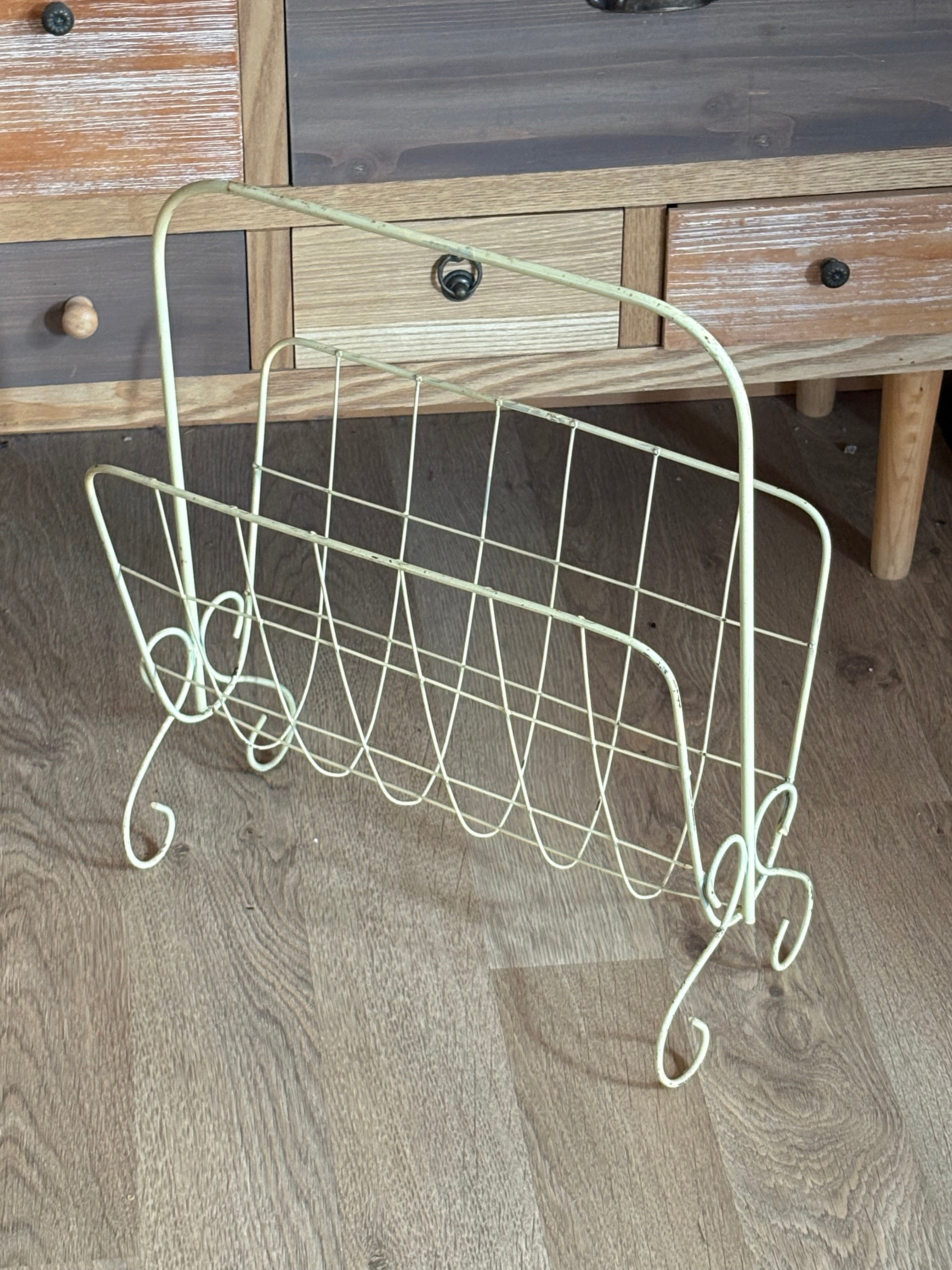 Vintage tidningsställ ” String” 1950 tal, design Nisse Strinning i pulverlackerad metalltråd.