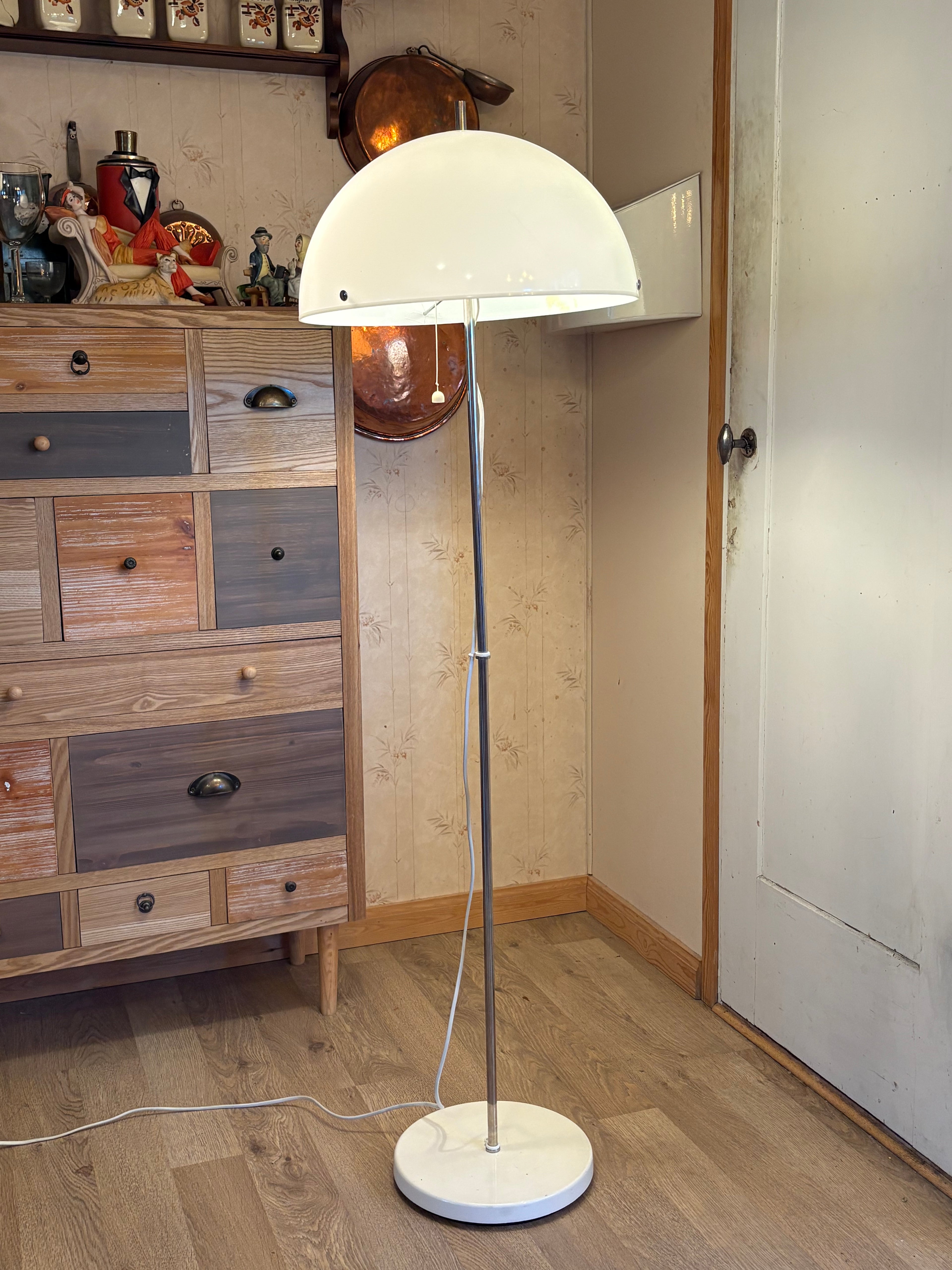 Snygga fina vintage golvlampan från Fagerhults 1960 tal med den vita plast kupolen.