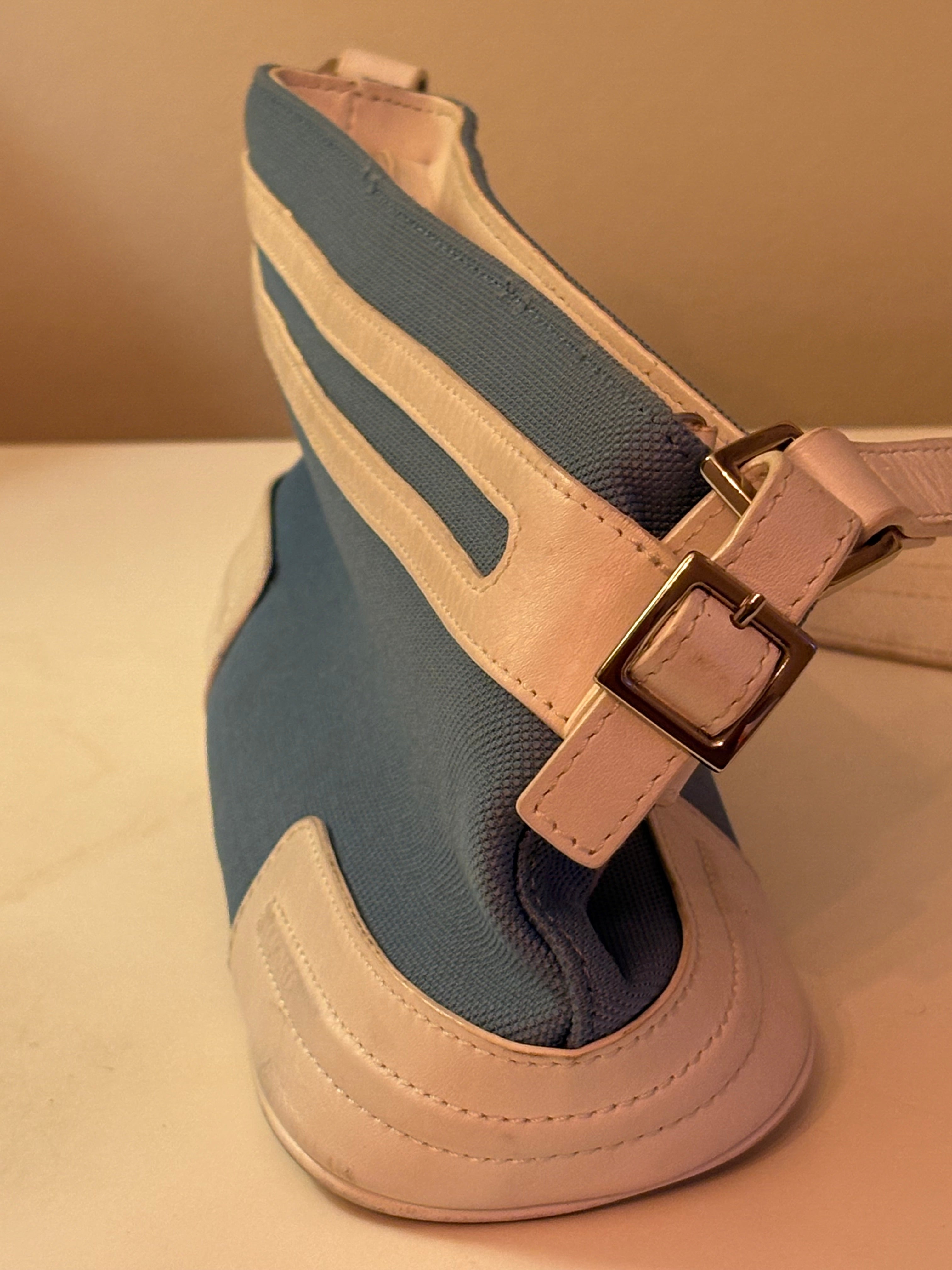 Vacker klassisk vintage handväska ( kuvärtväska) från ” Lacoste” 1970 tal i de helt rätta färgerna.