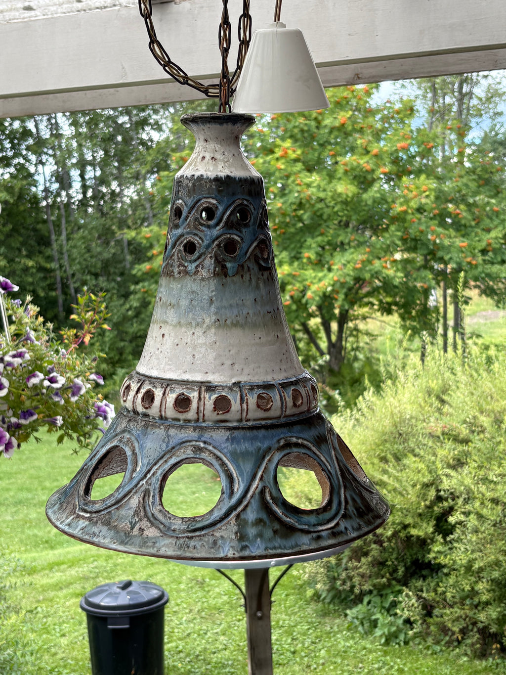 Vacker vintage taklampa i stengods alt keramik, 1960/70 tal. Designad utav Bodil Marie Nielsen / Danmark.