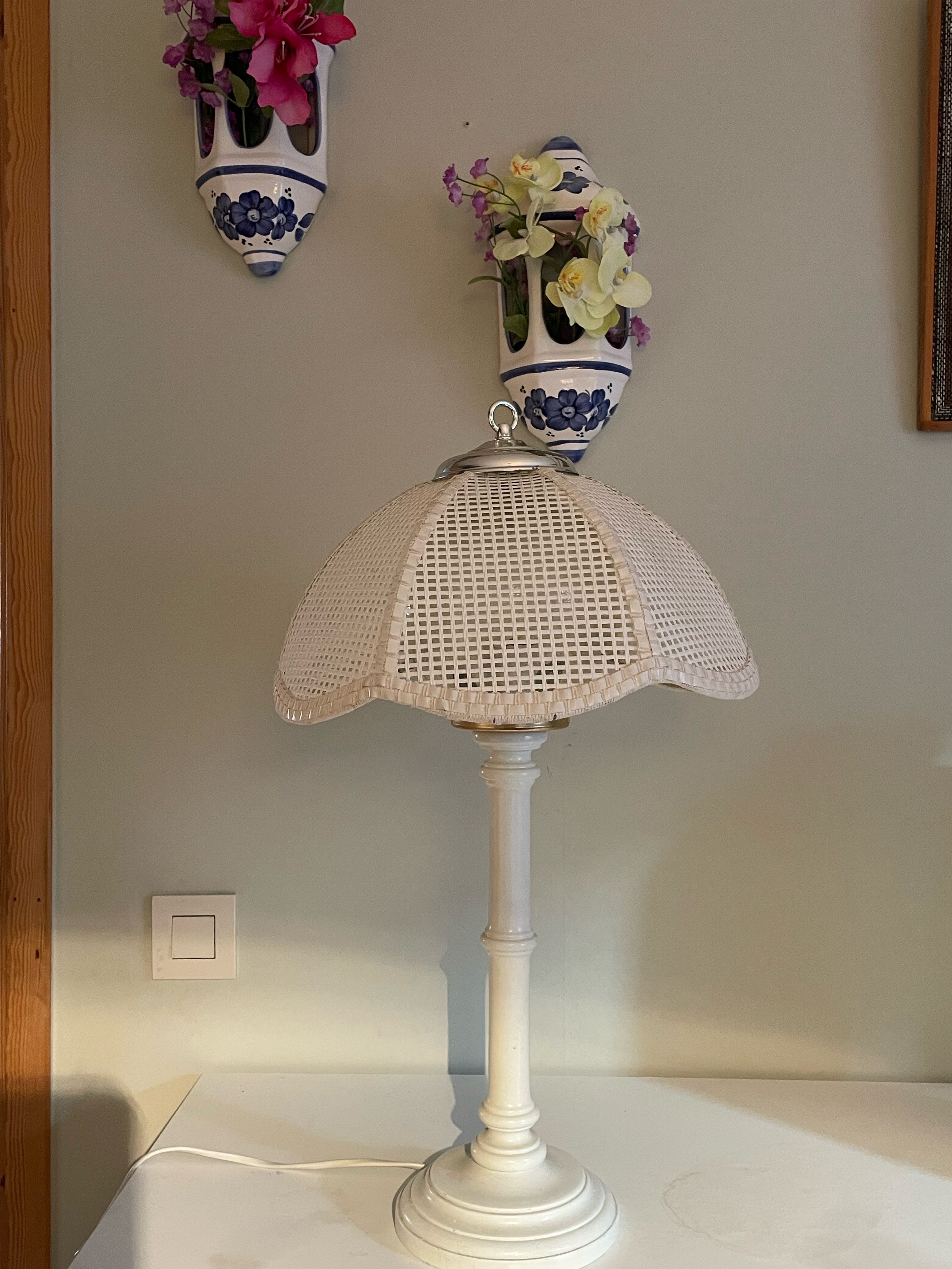 Vacker vintage bordslampa med ett lantligt mysigt utseende.