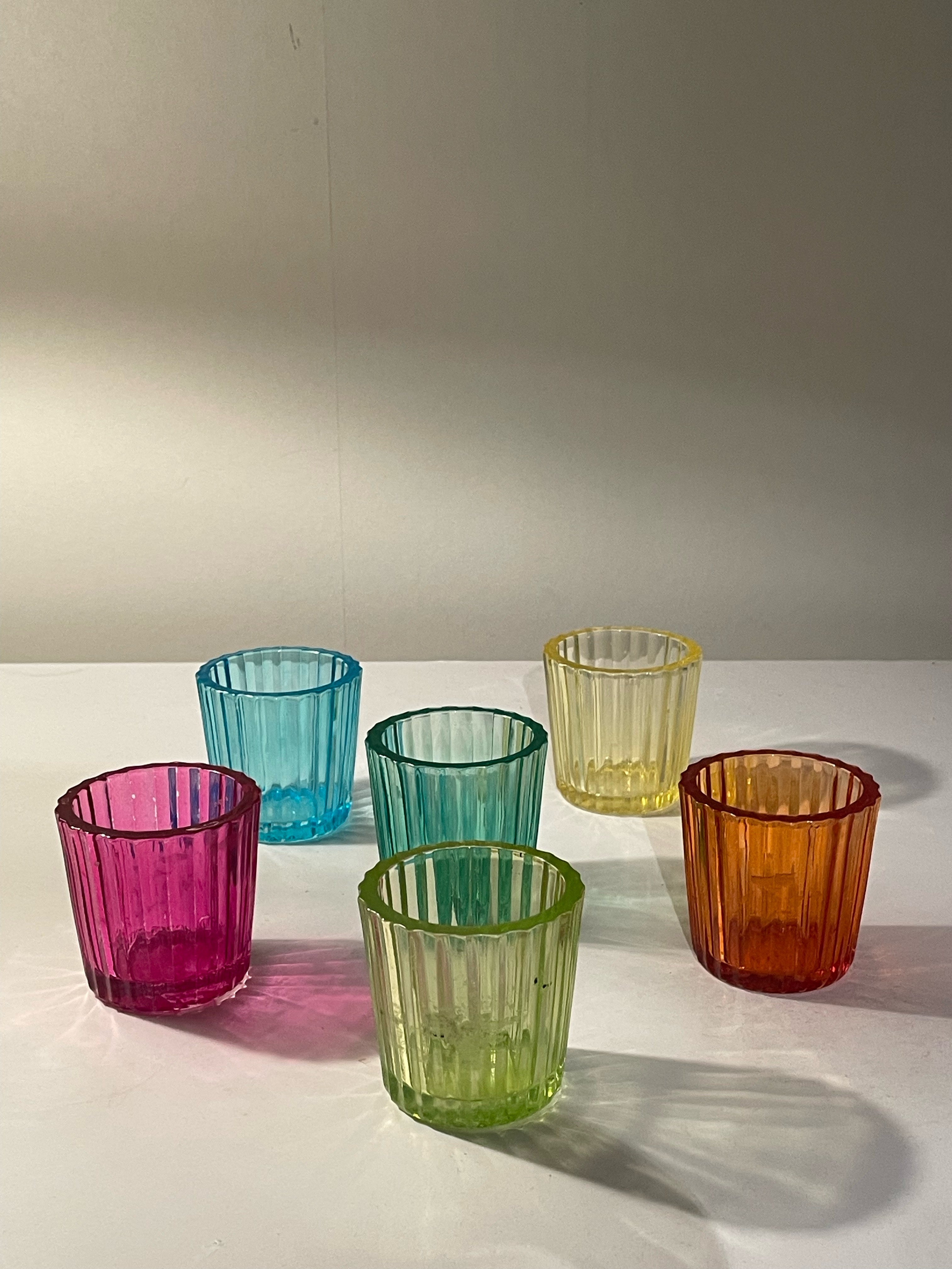 Sex st färgade glas för värmeljus.