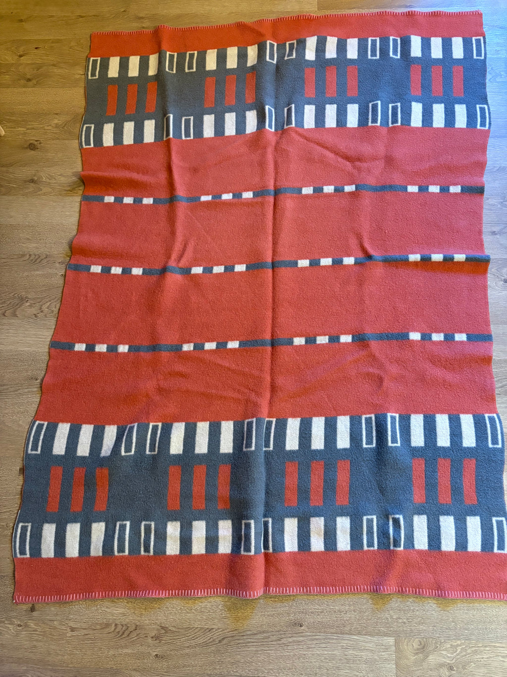 Skön underbar ullpläd i nyskick, 175 cm x 120 cm.
