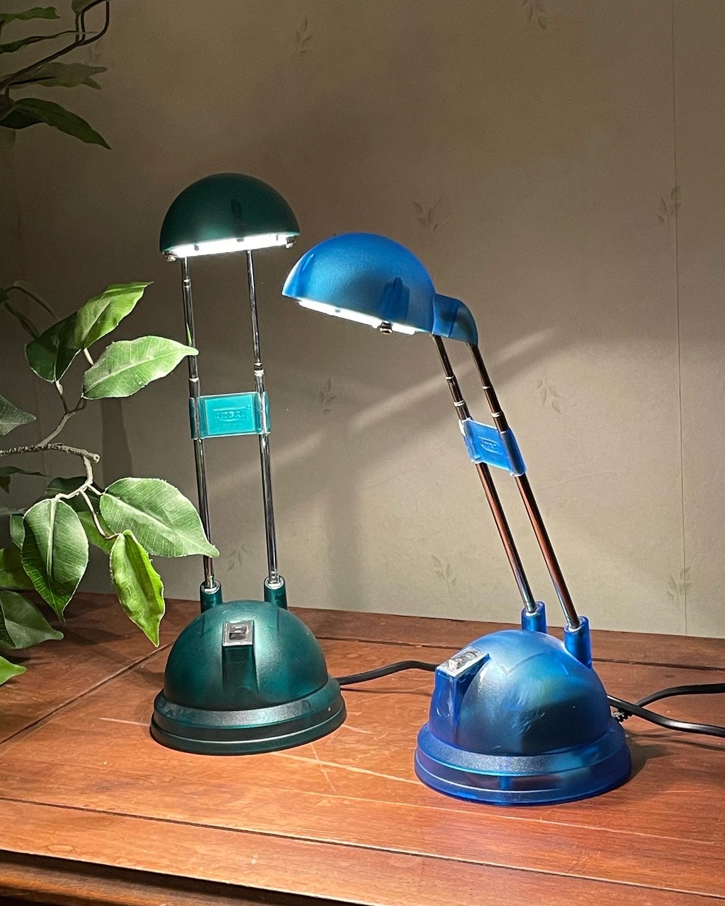 Två st retro skrivbordslampor från Ikea 1980 tal med halogen lampa.