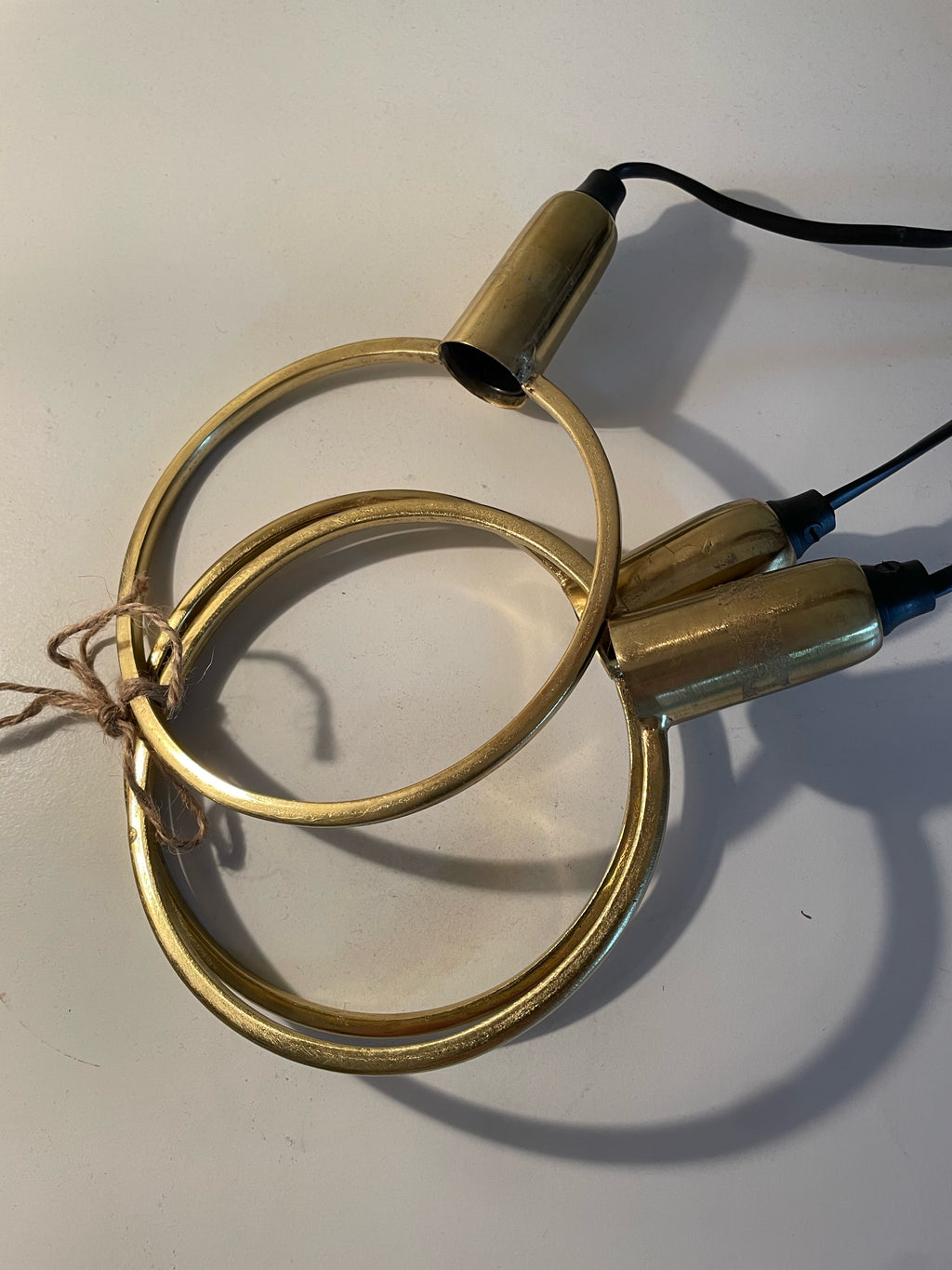 Tre st snygga fönsterlampor i mässing, lampan ” Circle” i fint skick.