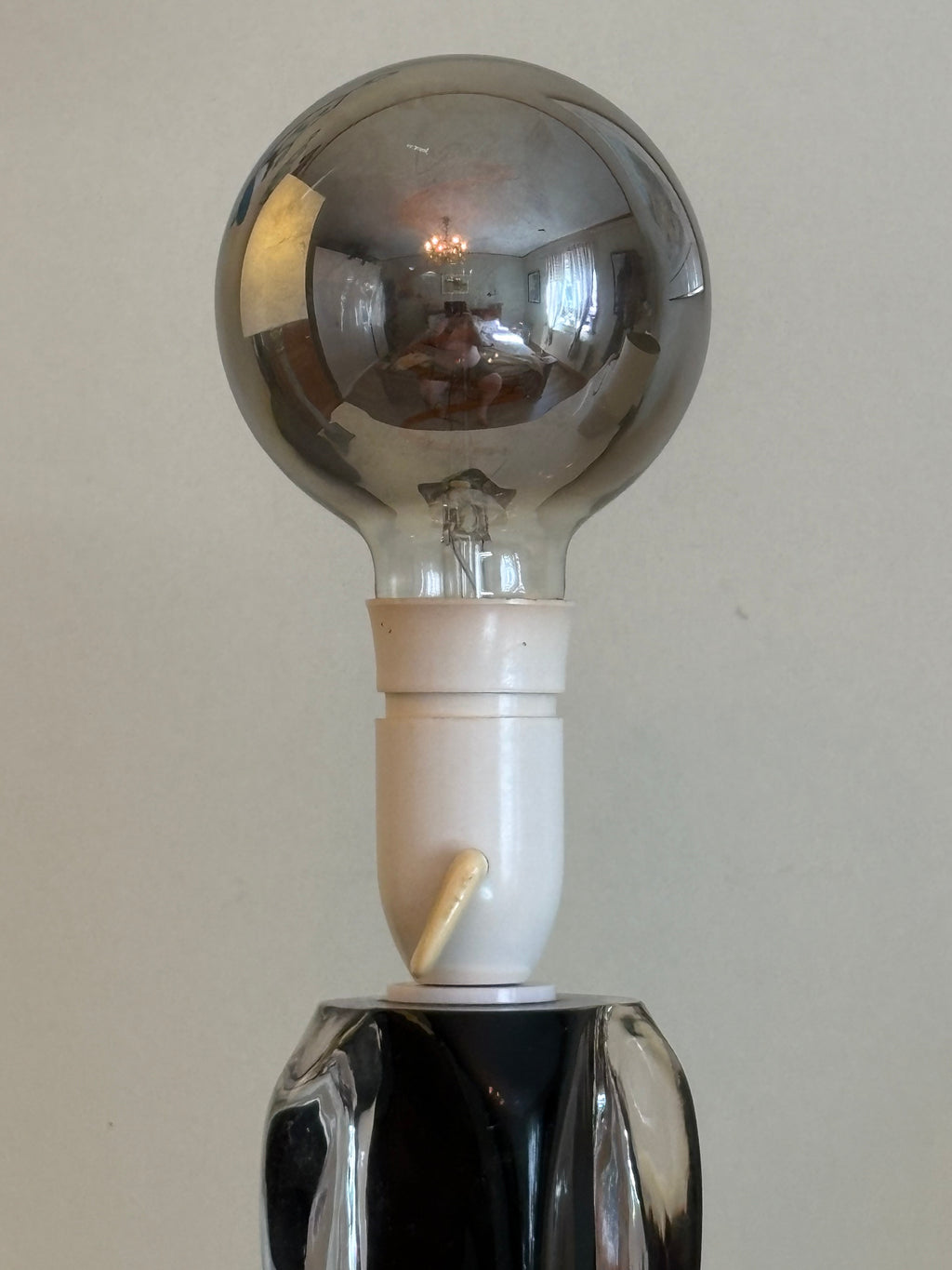 Vacker vintage bordslampa i glas 1950/60 tal, ca 45 cm hög. Fin med skärm eller som här med stor rökfärgad ledlampa.