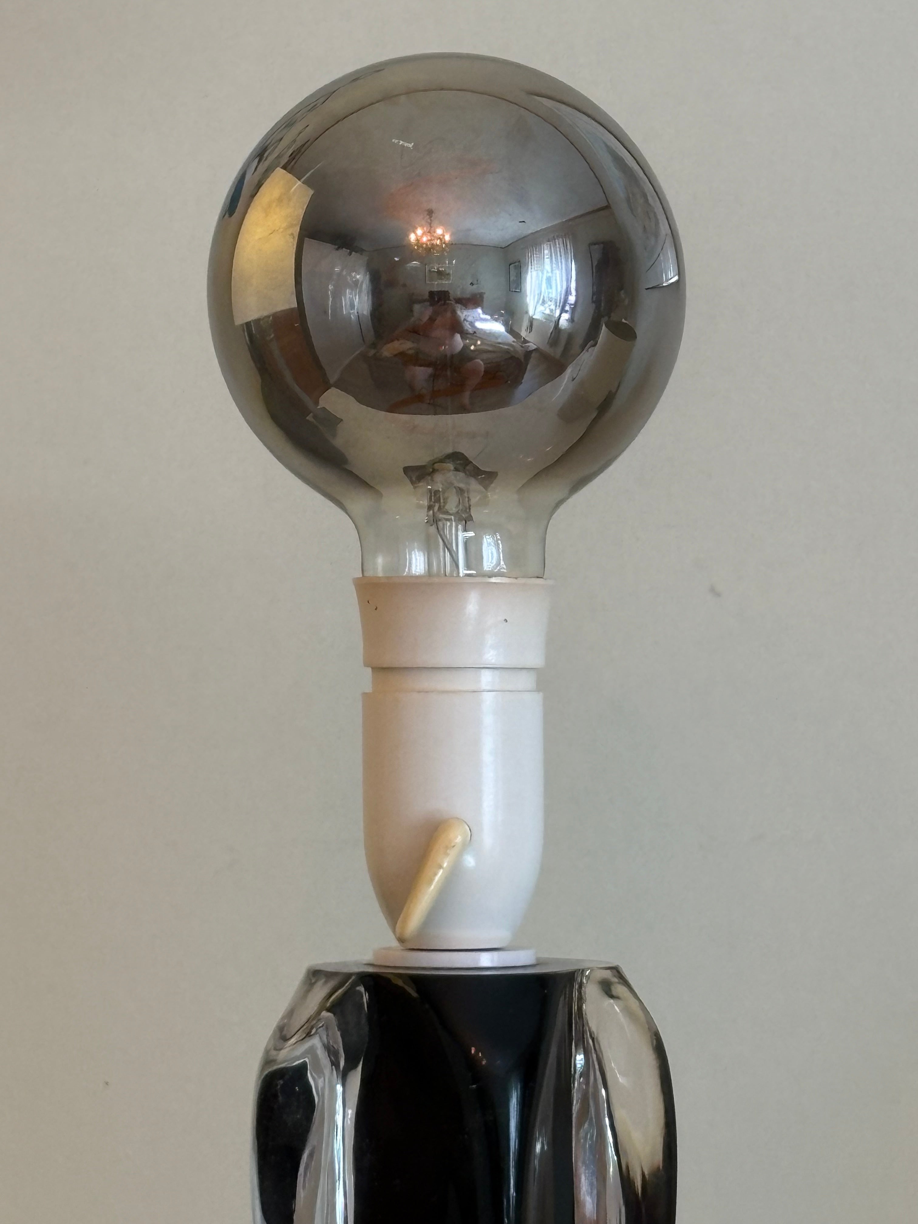 Vacker vintage bordslampa i glas 1950/60 tal, ca 45 cm hög. Fin med skärm eller som här med stor rökfärgad ledlampa.