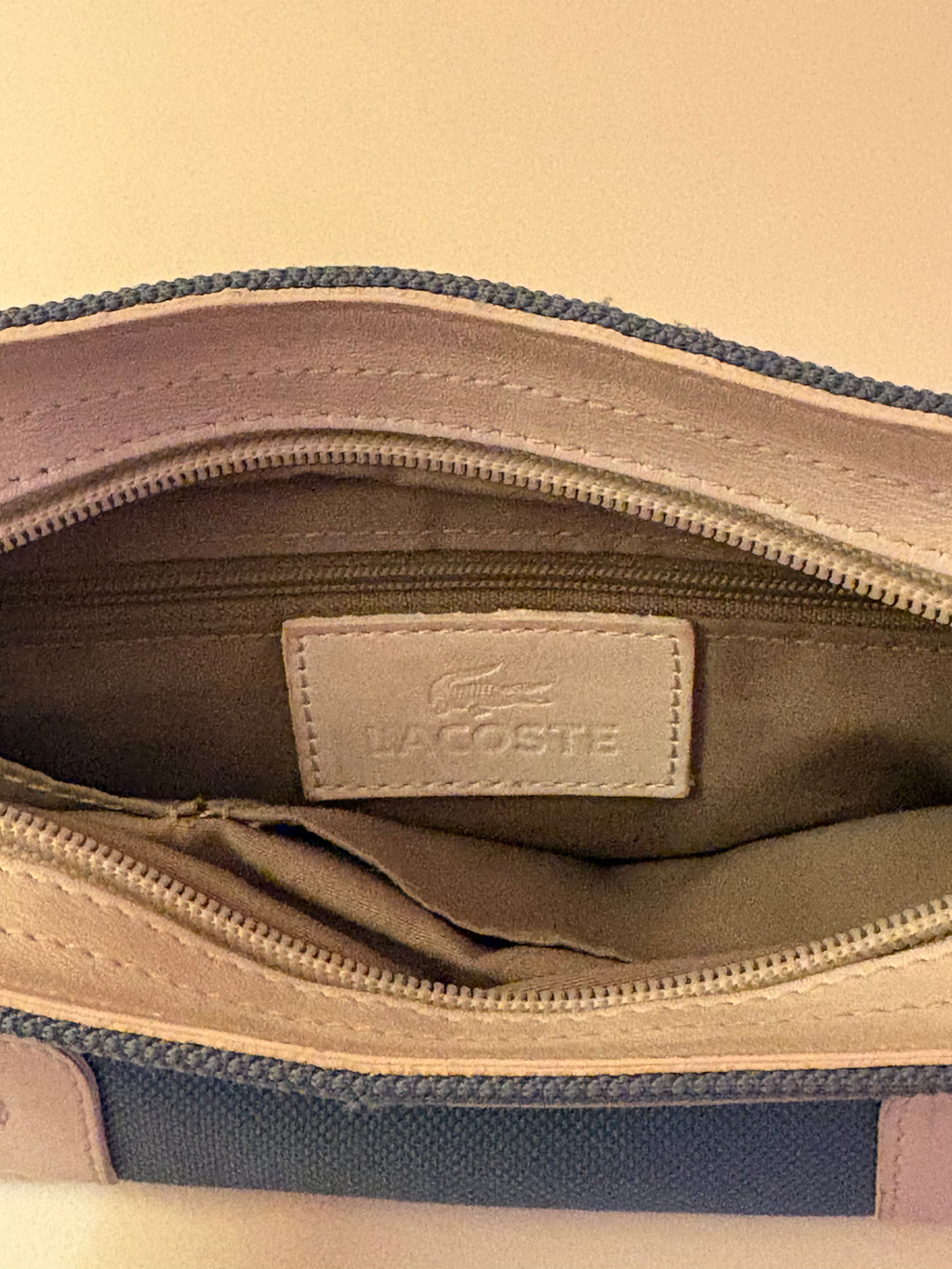 Vacker klassisk vintage handväska ( kuvärtväska) från ” Lacoste” 1970 tal i de helt rätta färgerna.